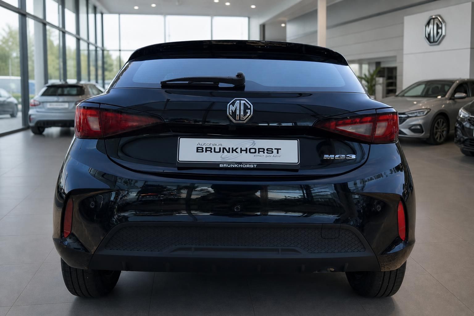 MG Elektrofahrzeug Heckansicht in schwarz - Rückleuchten und Modellbezeichnung MG CS deutlich sichtbar