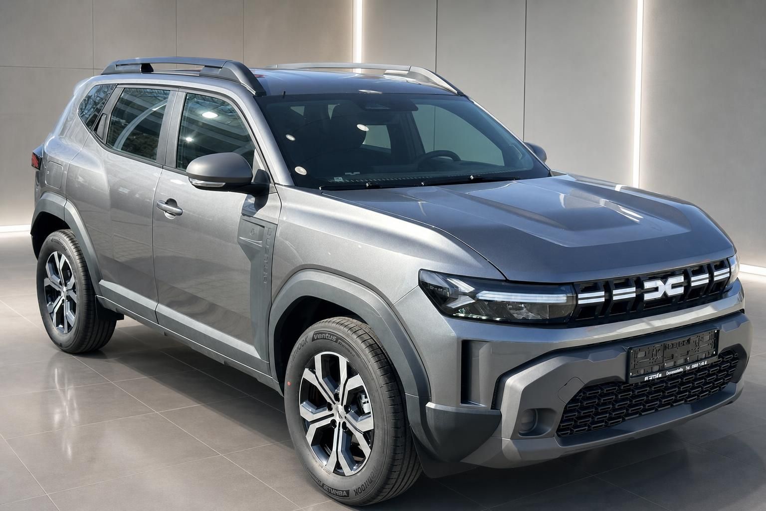 Dacia Duster SUV grau Metallic Schrägansicht vorne links im Autohaus