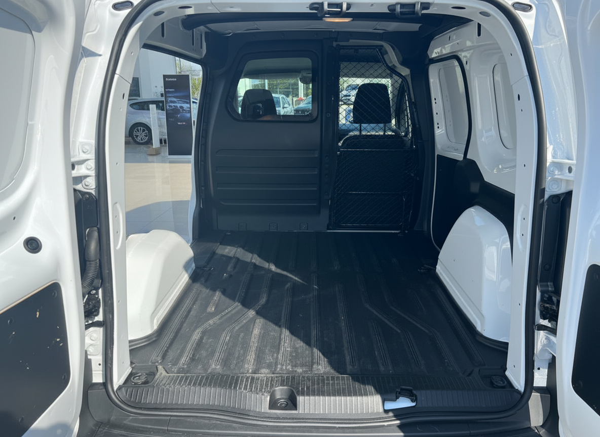Weißer Transporter Laderaum mit schwarzem Gummiboden und Trenngitter von hinten