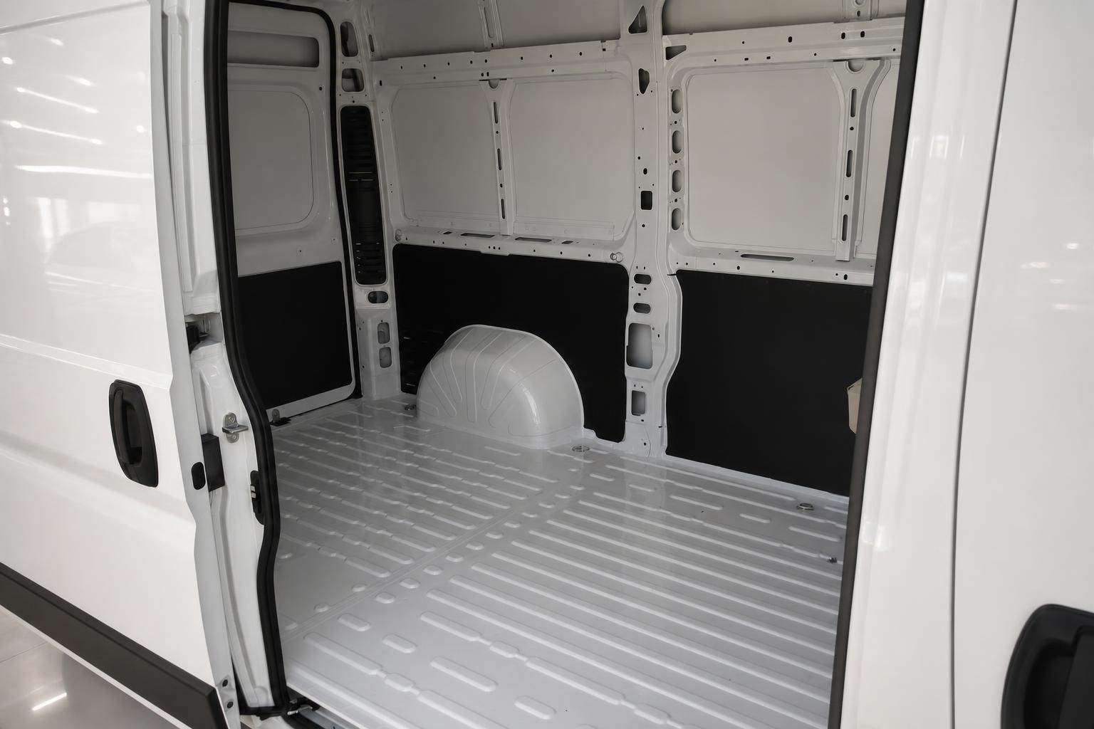 Laderaum eines Transporters mit leerer Ladefläche