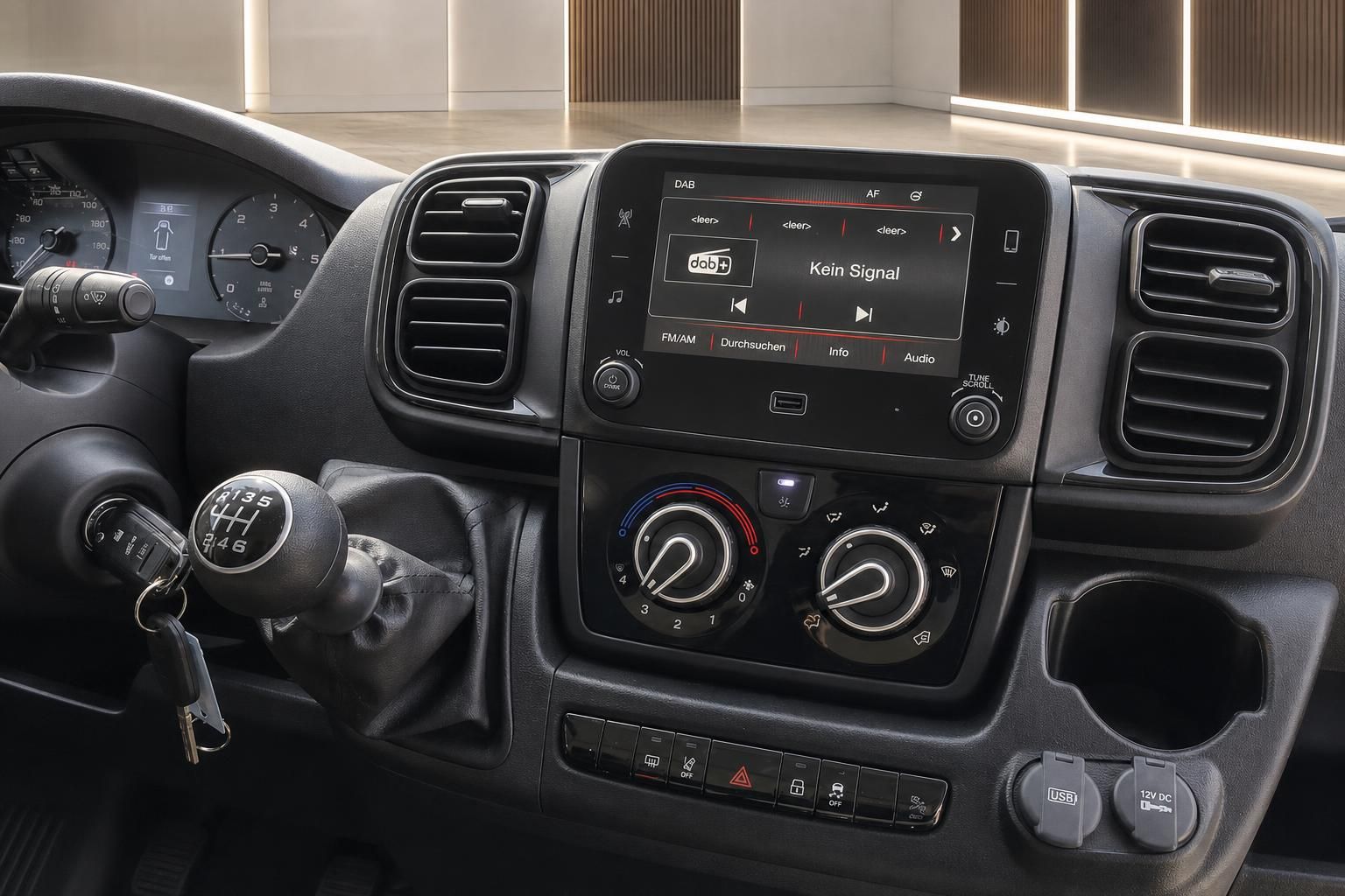 Cockpit mit Touchscreen und Klimabedienung im Transporter