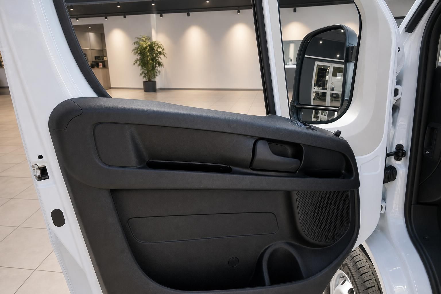 Fahrertür Innenverkleidung mit Außenspiegel im Transporter