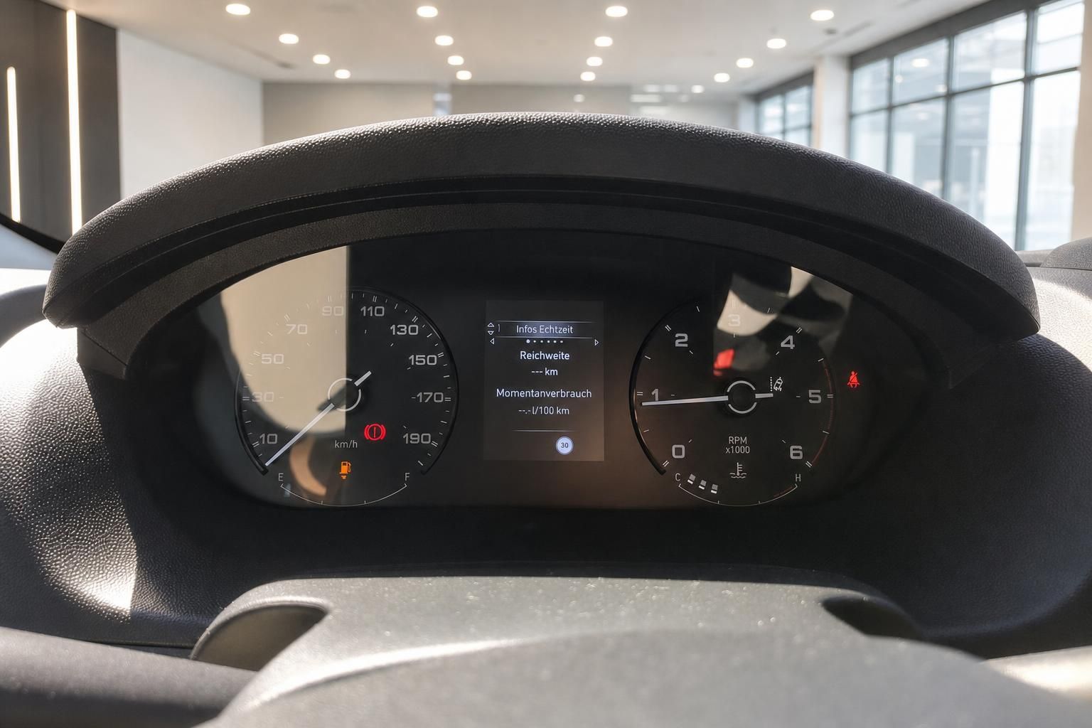 Cockpit mit Tacho und Drehzahlmesser im Fahrzeuginnenraum