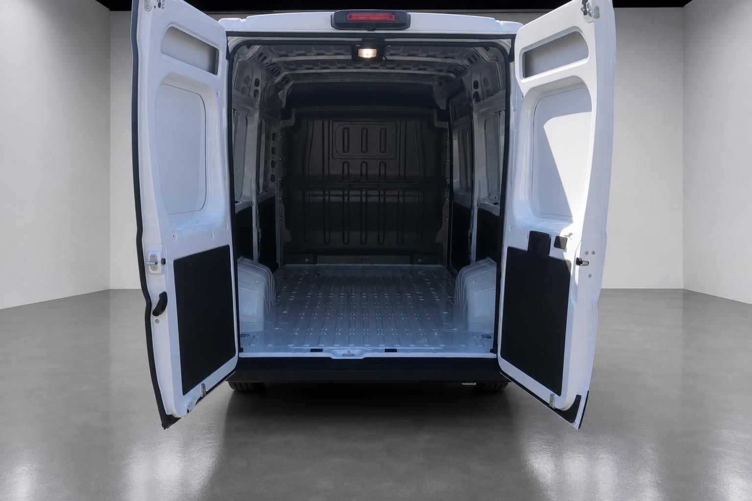 Kastenwagen mit geöffneten Hecktüren und leerem Laderaum