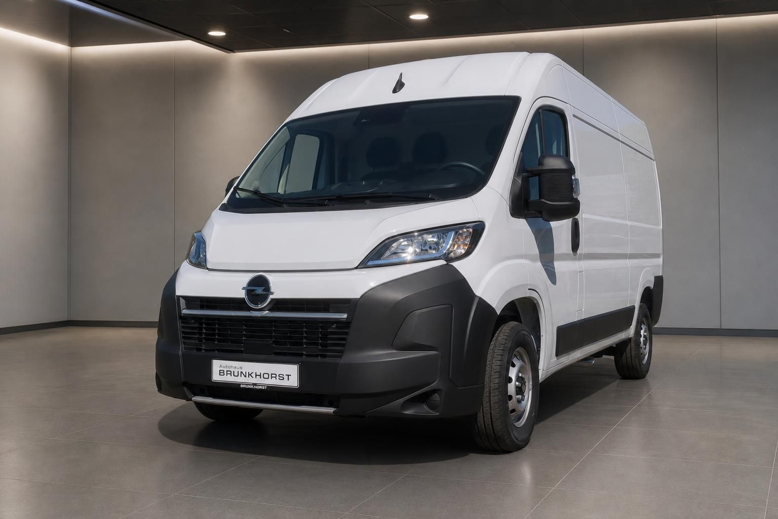 Opel Movano Kastenwagen weiß, Frontansicht seitlich im Showroom
