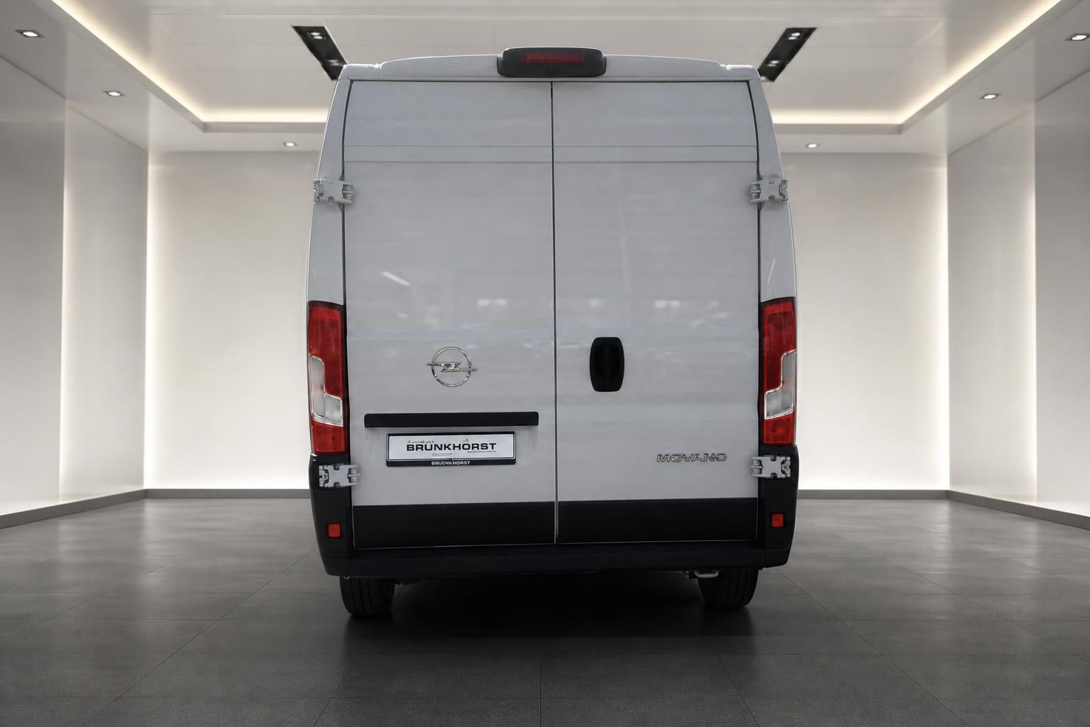 Opel Movano weiß, Heckansicht mit Hecktüren im Showroom