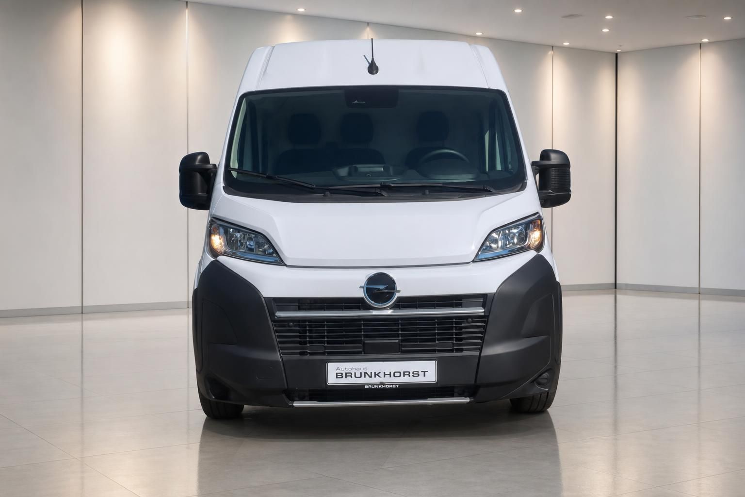 Opel Movano Kastenwagen weiß, Frontansicht im Showroom
