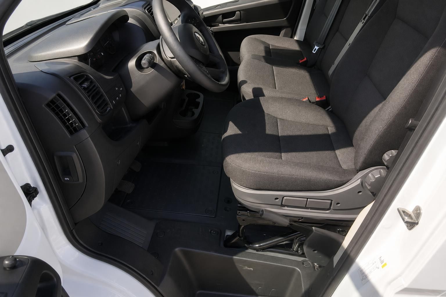 Opel Movano Innenraum, Fahrersitz und Cockpit Detailansicht