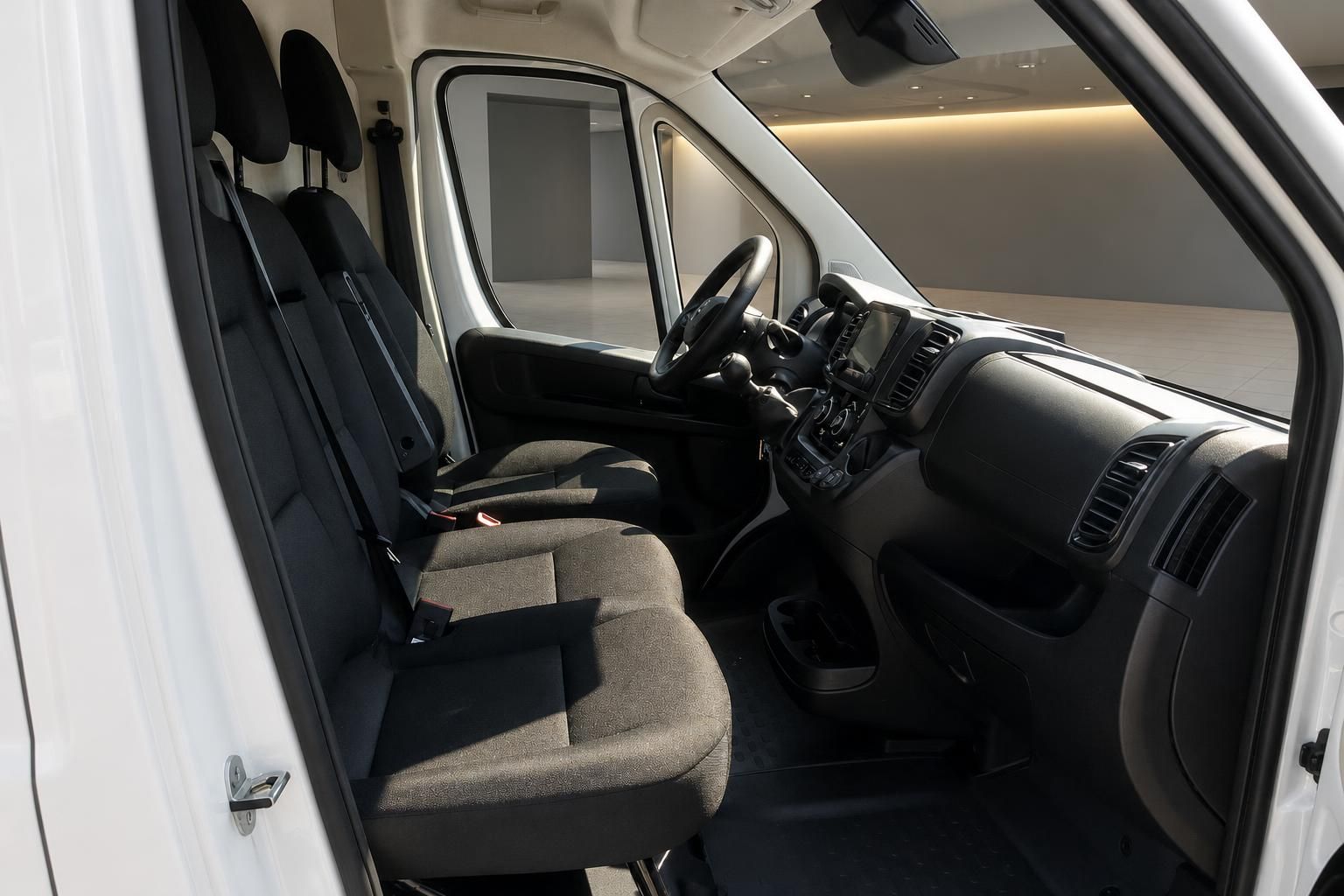 Transporter Innenraum mit Vordersitzen und Cockpit