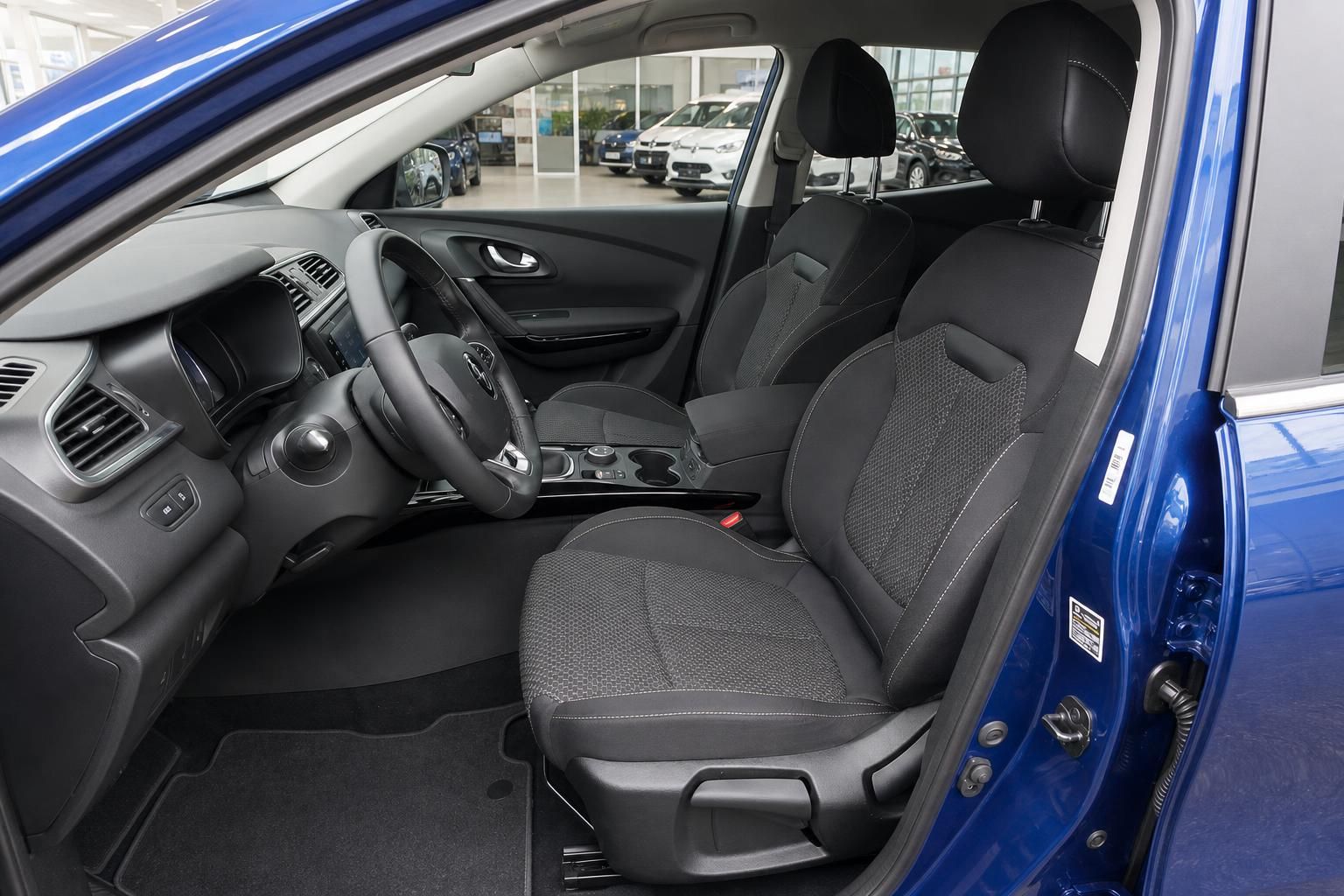 Vordersitz und Cockpit des Renault mit Blick durch geöffnete Tür