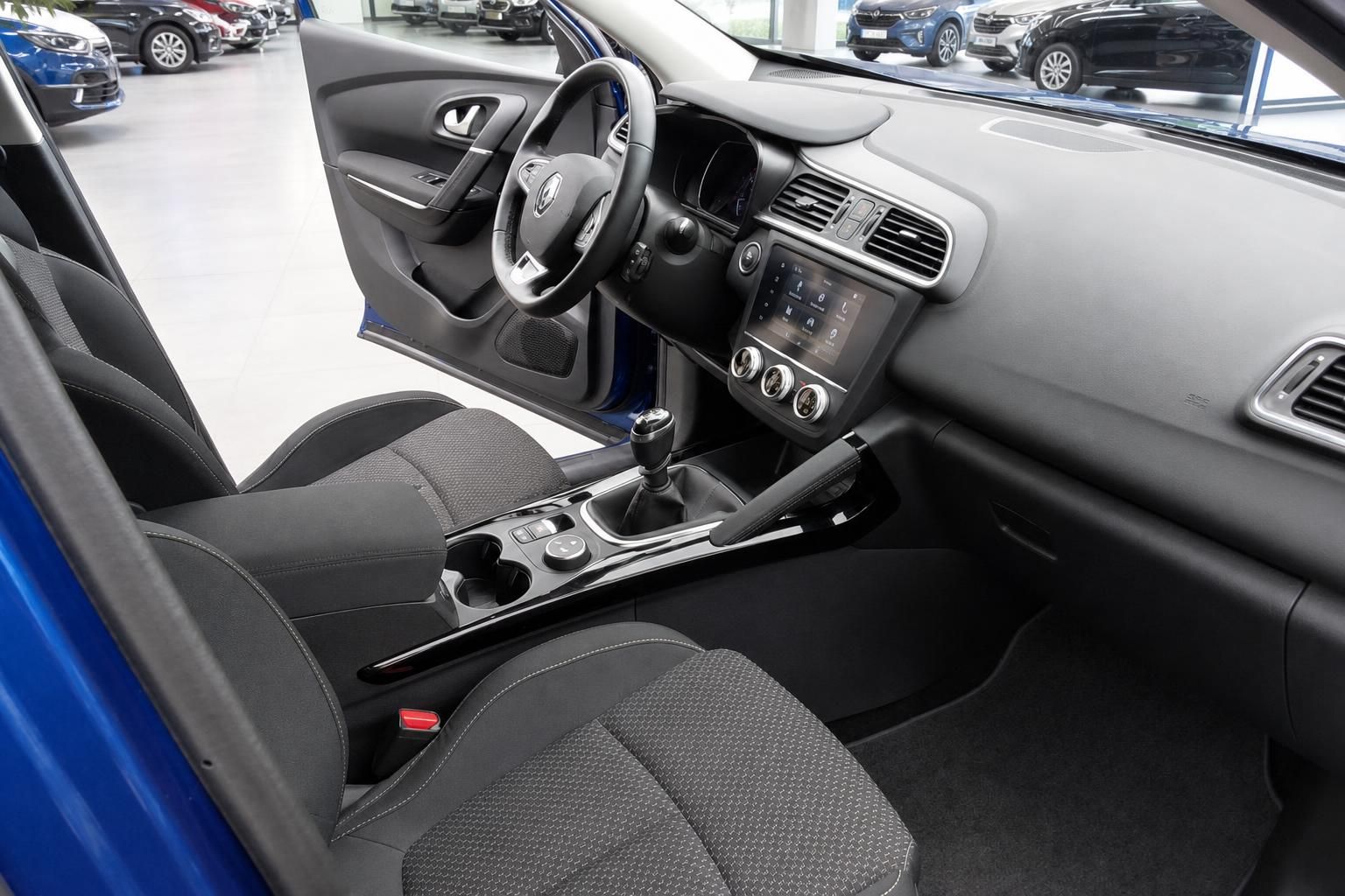 Cockpit und Armaturenbrett des Renault mit Touchscreen und Lenkrad