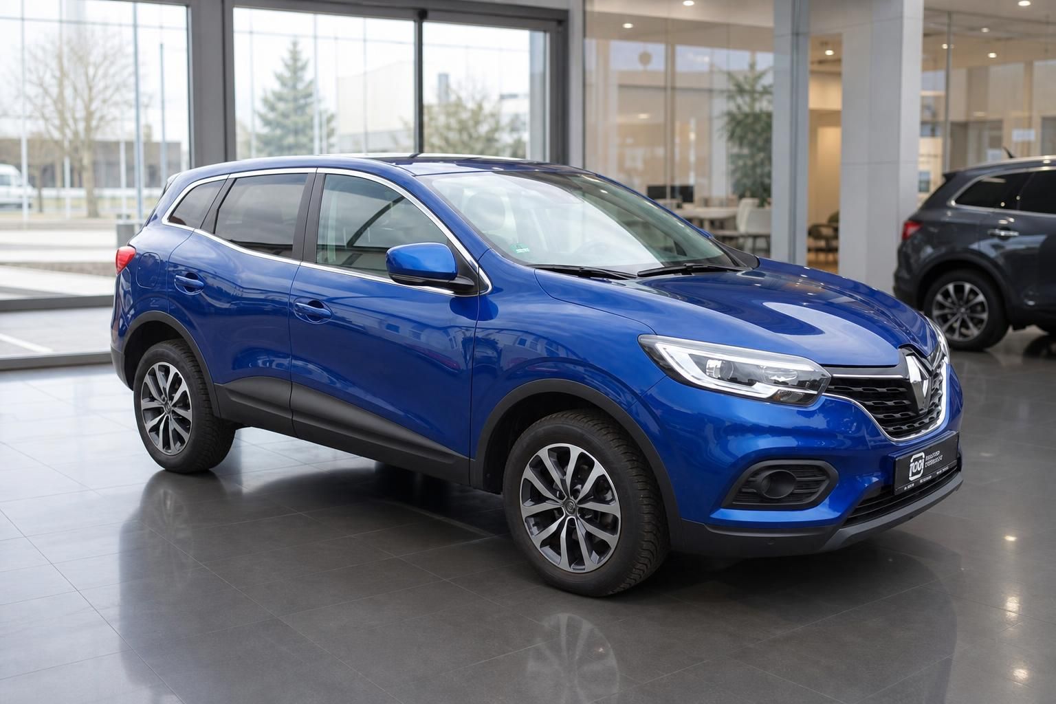 Renault Kadjar blau, Frontansicht schraeg im Showroom