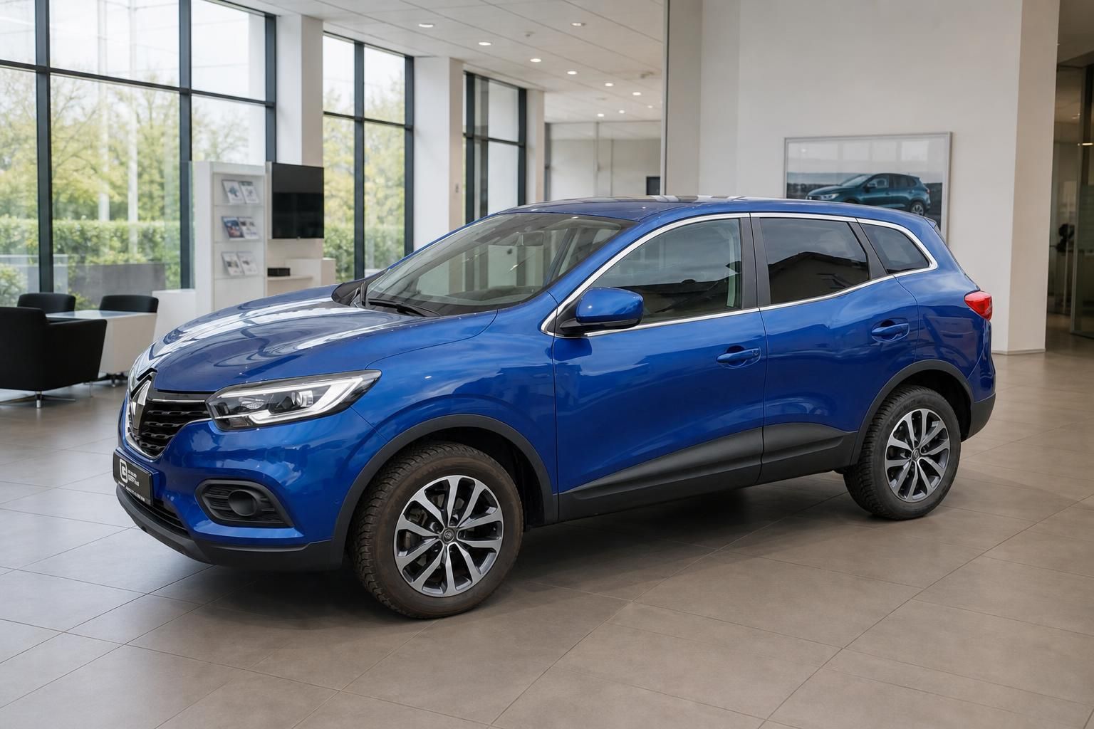 Blauer Renault Kadjar SUV Frontansicht im Autohaus