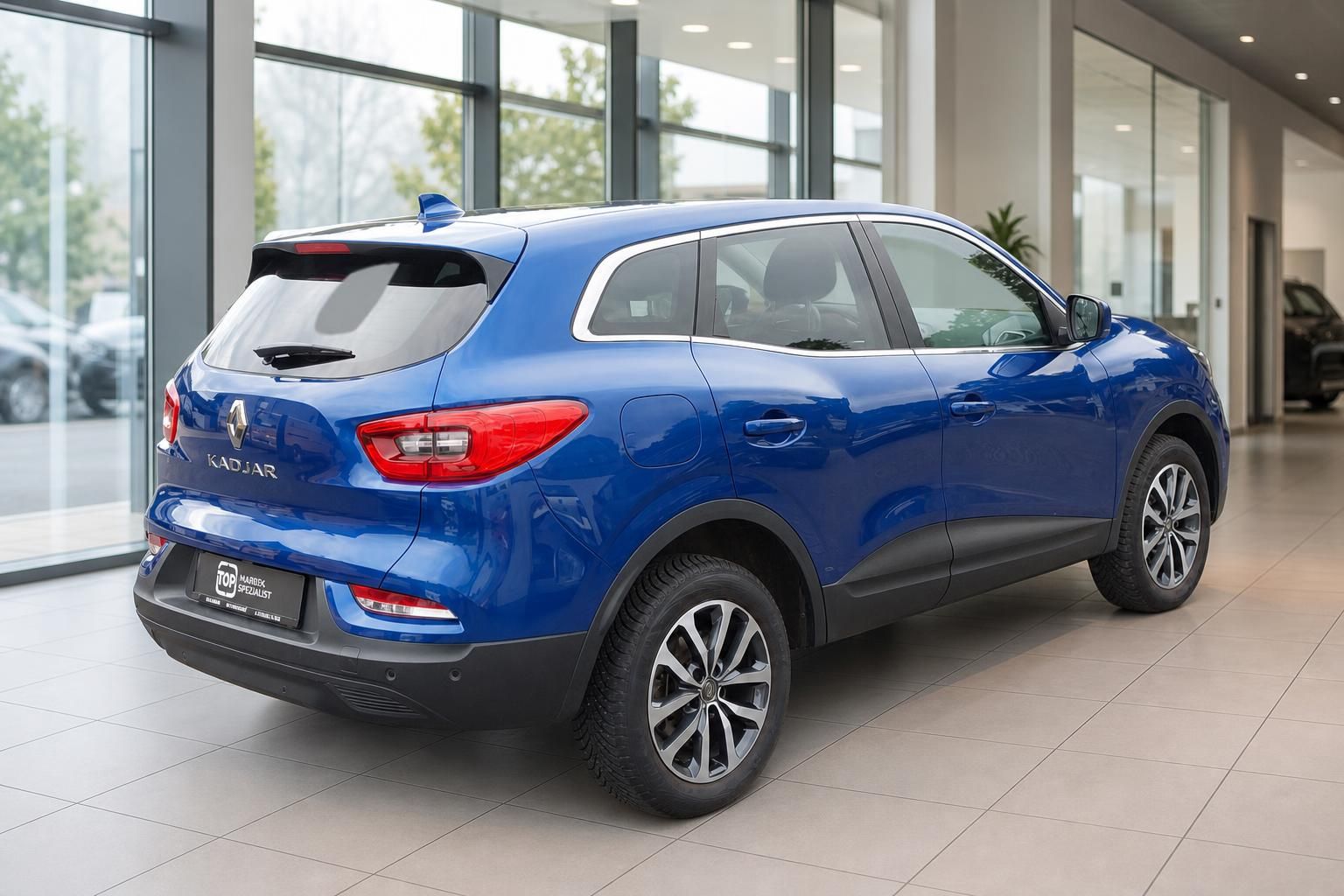 Renault Kadjar in Blau, Heckansicht seitlich im Showroom