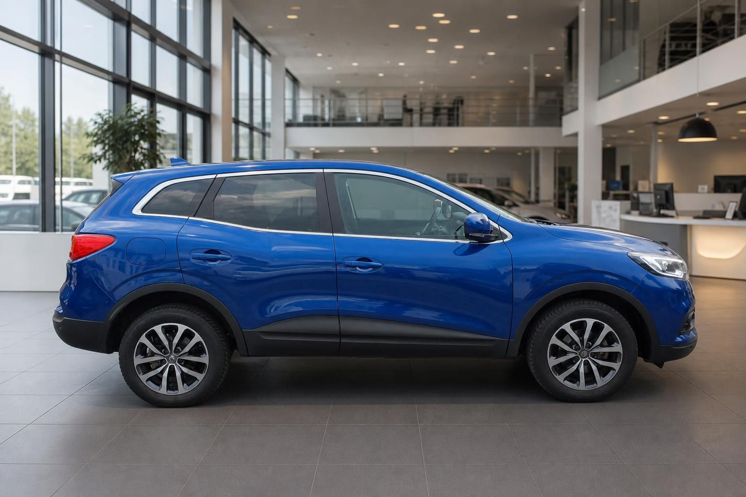 Blauer Renault Kadjar SUV Seitenansicht im Autohaus Showroom
