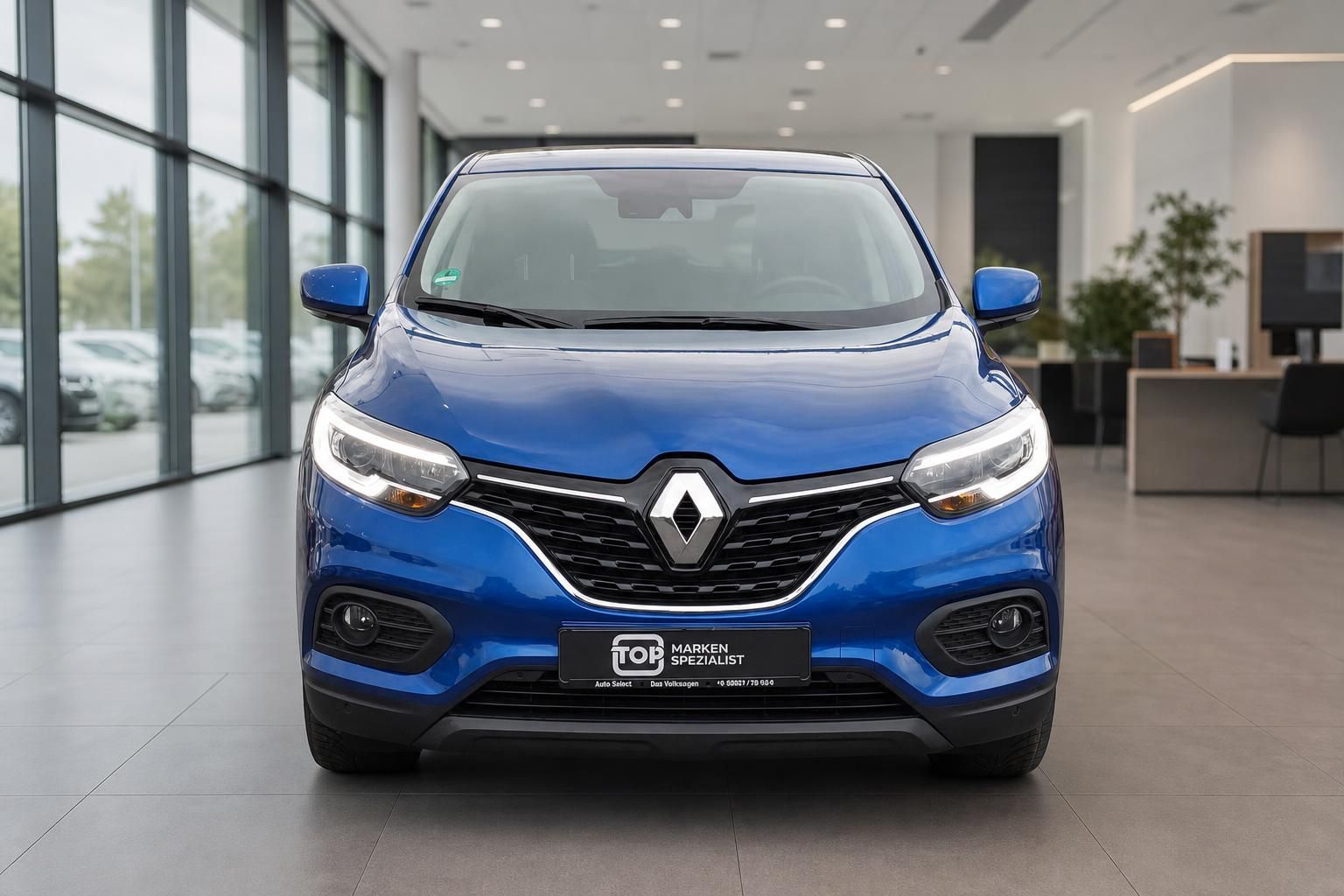 Renault Kadjar blau Frontansicht mit LED-Scheinwerfern im Autohaus