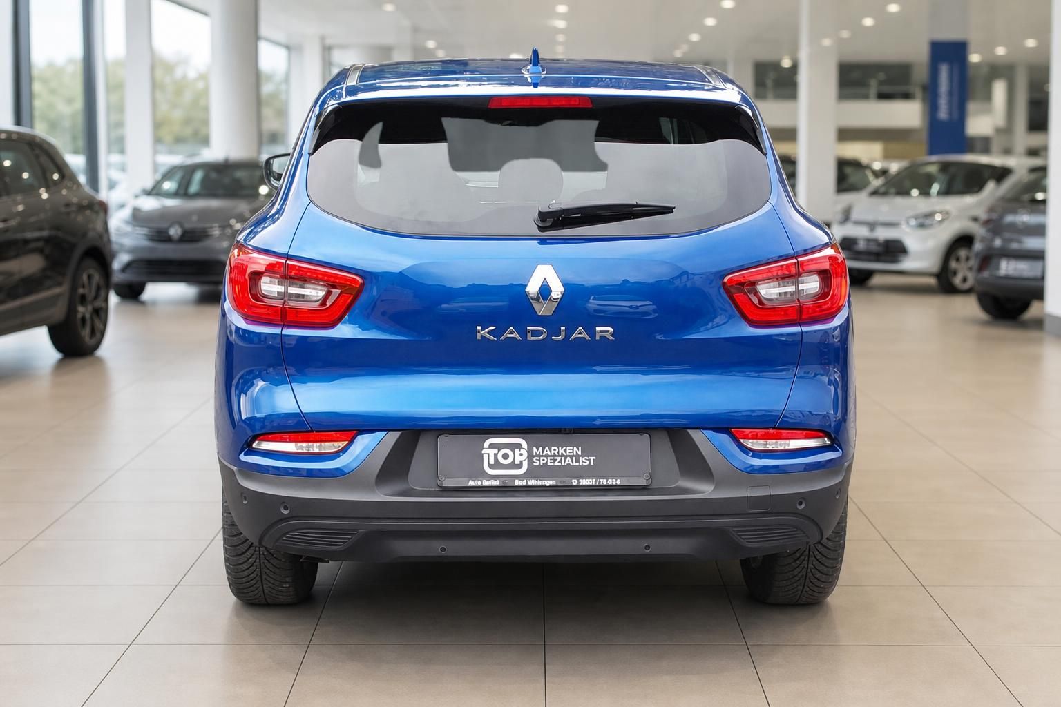 Renault Kadjar blau Heckansicht mit Rückleuchten im Showroom