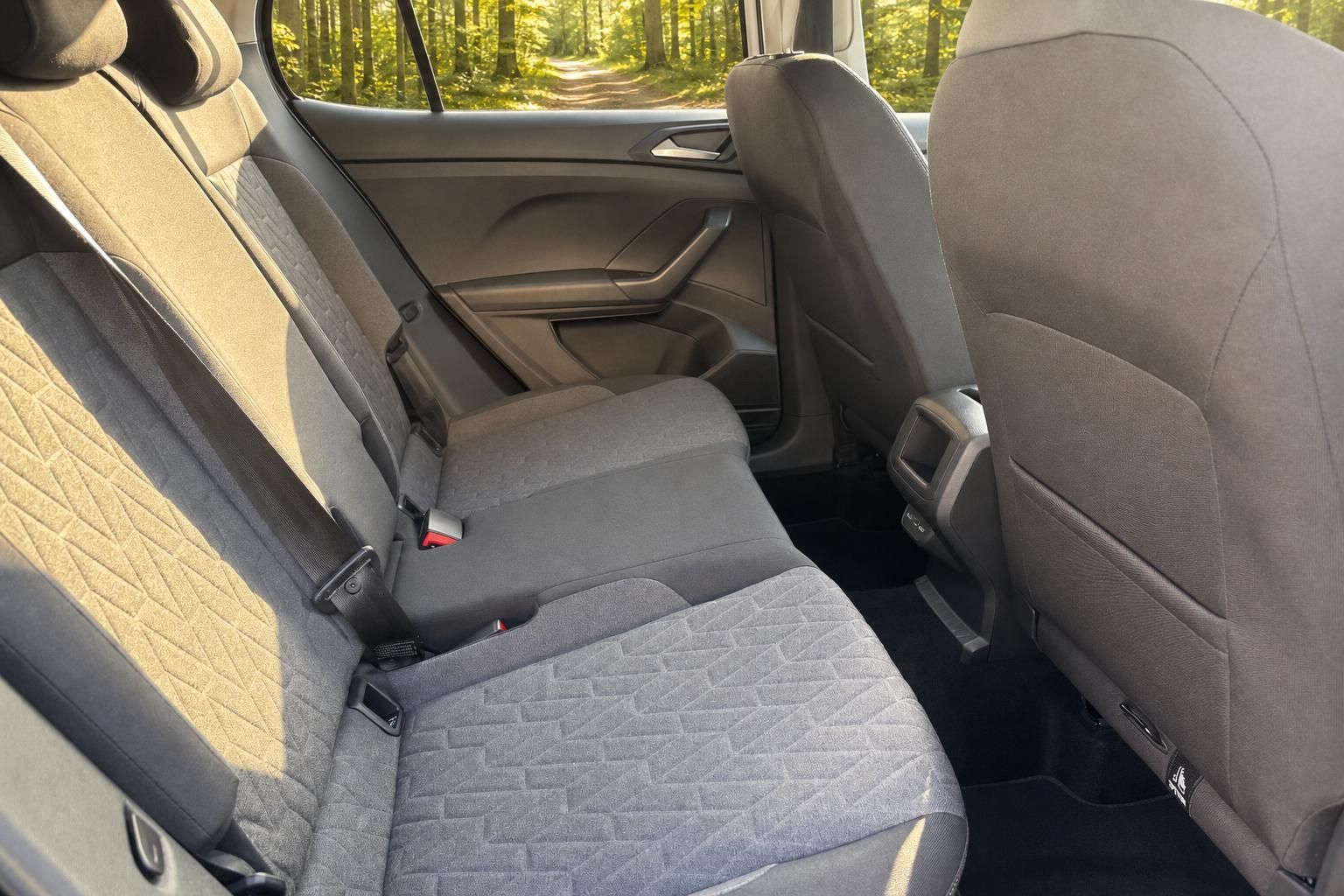 Volkswagen T-Cross Innenraum Rücksitzbank graue Sitzbezüge Fond