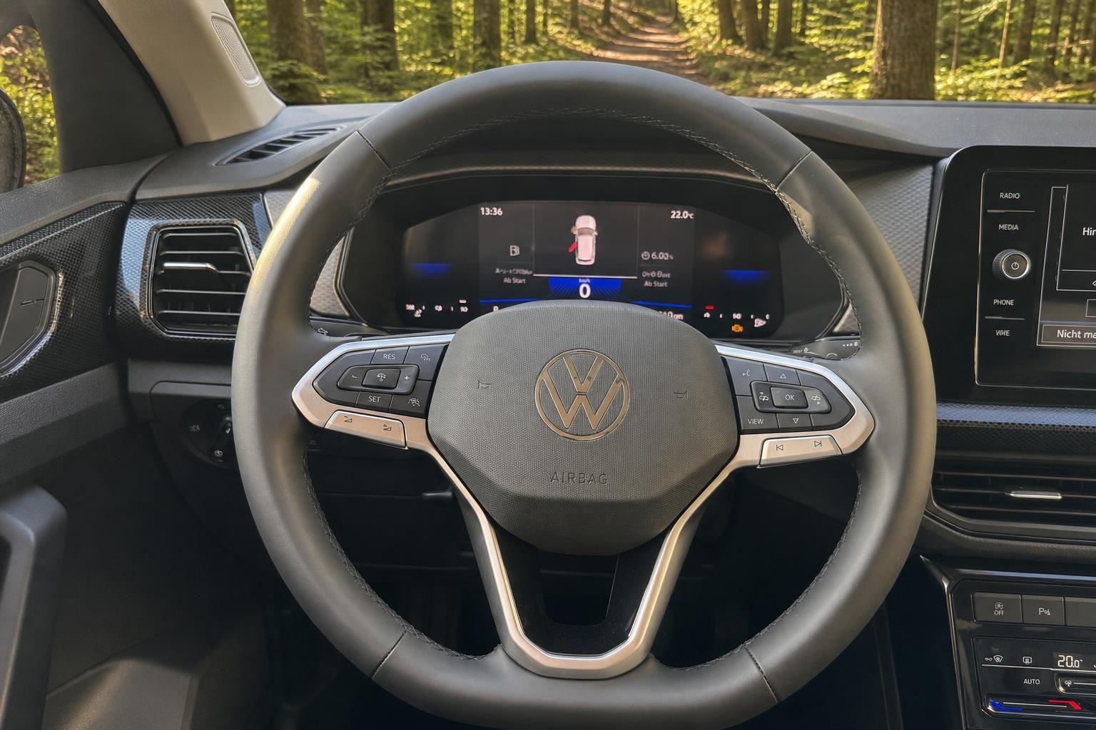 Volkswagen Lenkrad mit digitalem Kombiinstrument und Multifunktionstasten im Cockpit