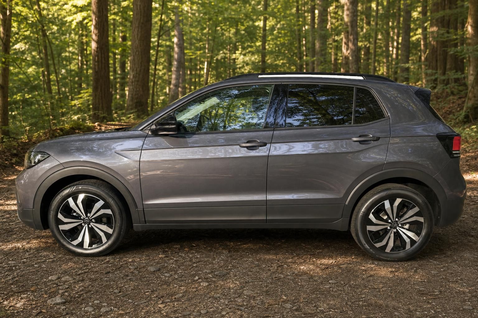 Volkswagen T-Cross SUV grau - rechte Fahrzeugseite mit Seitenprofil im Waldweg