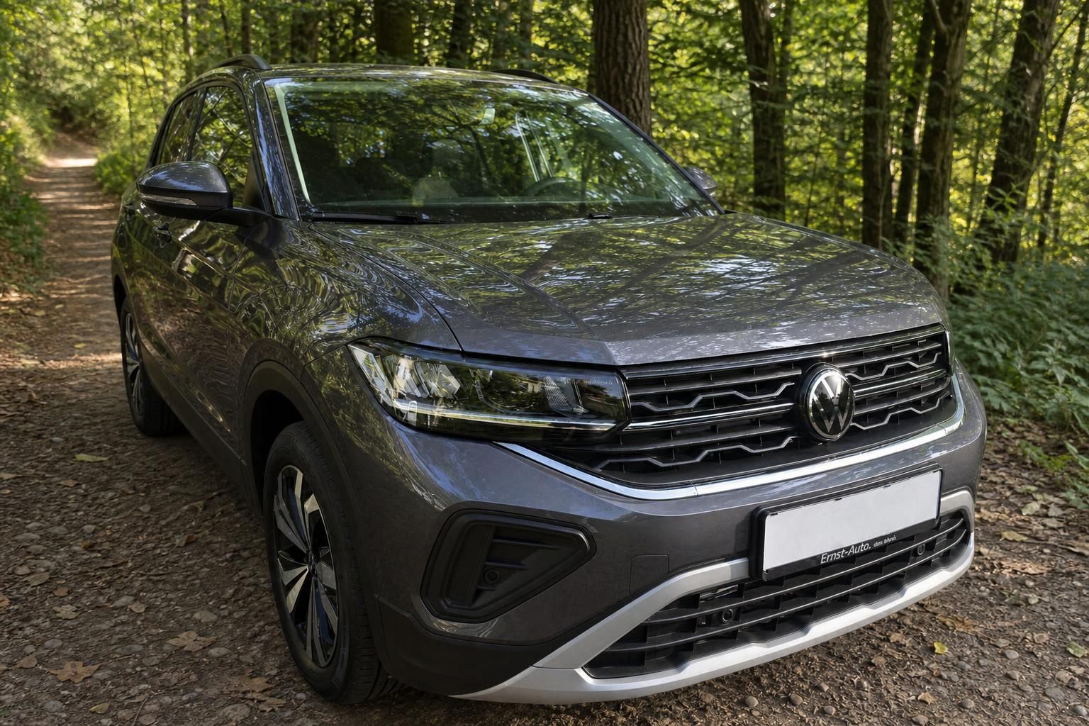 Volkswagen T-Cross SUV grau - Frontansicht mit Kühlergrill und LED-Scheinwerfern