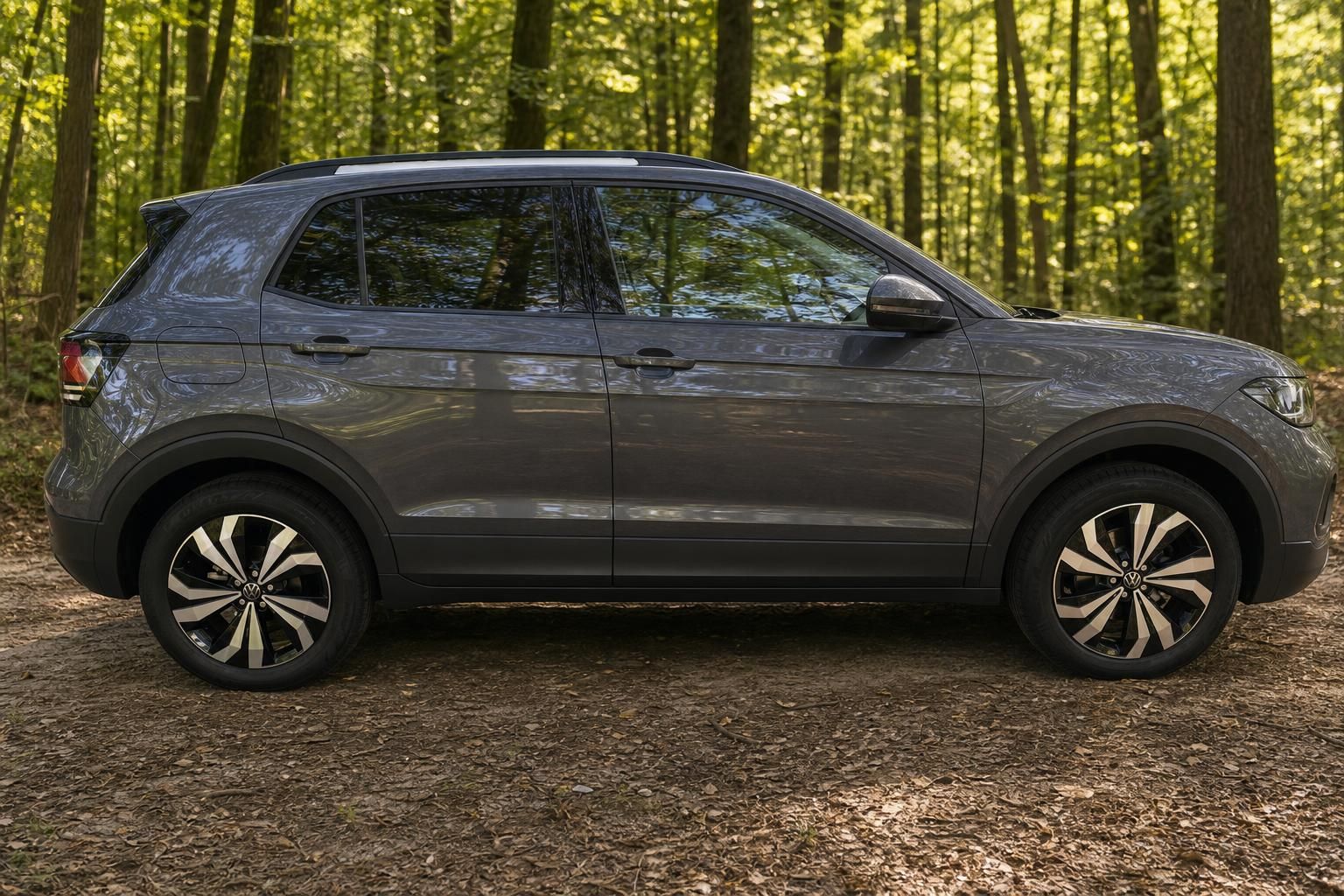 Volkswagen T-Cross SUV grau metallic - Seitenansicht mit Leichtmetallfelgen im Wald