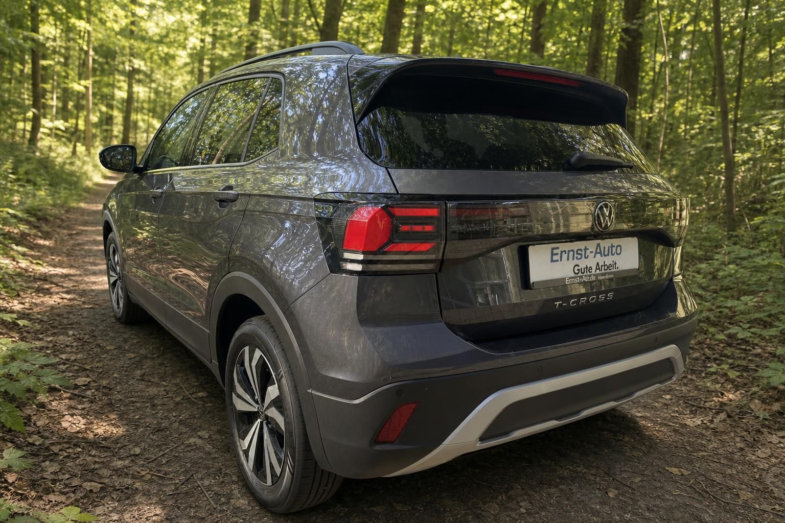 Volkswagen T-Cross SUV Heckansicht grau metallic Waldweg Gebrauchtwagen