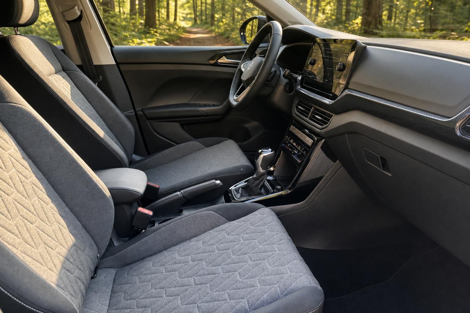 Moderner Fahrzeuginnenraum mit Stoffsitzen, Touchscreen-Display und manueller Schaltung