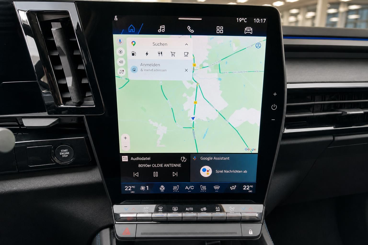 Auto Infotainment Display mit Navigationssystem und Touchscreen - Mittelkonsole Detail