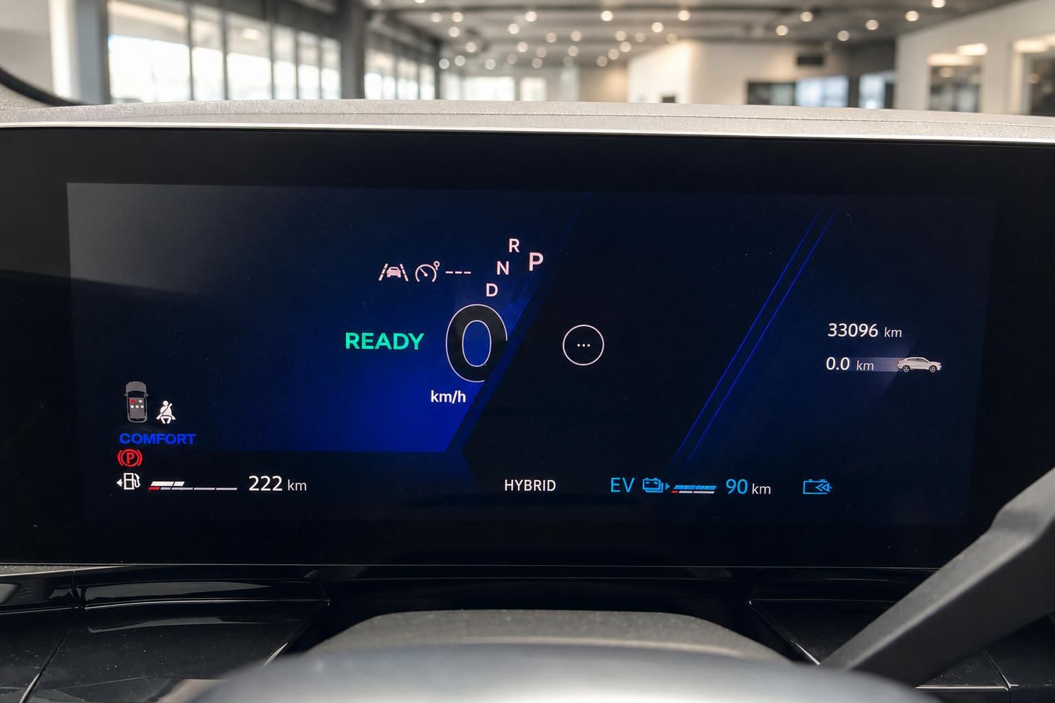 Digitales Fahrzeug-Cockpit mit Hybrid-Anzeige und Reichweiteninformation in modernem Auto