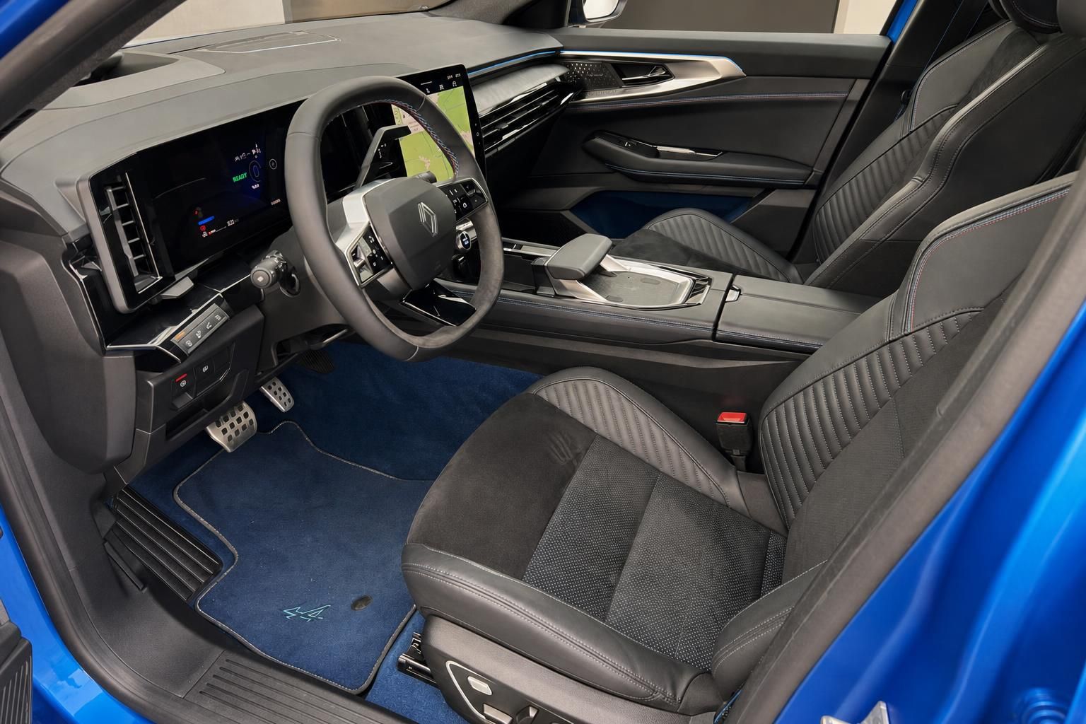 Renault Rafale E-Tech Innenraum Fahrersitz mit Lederbezug und blauer Ambientebeleuchtung