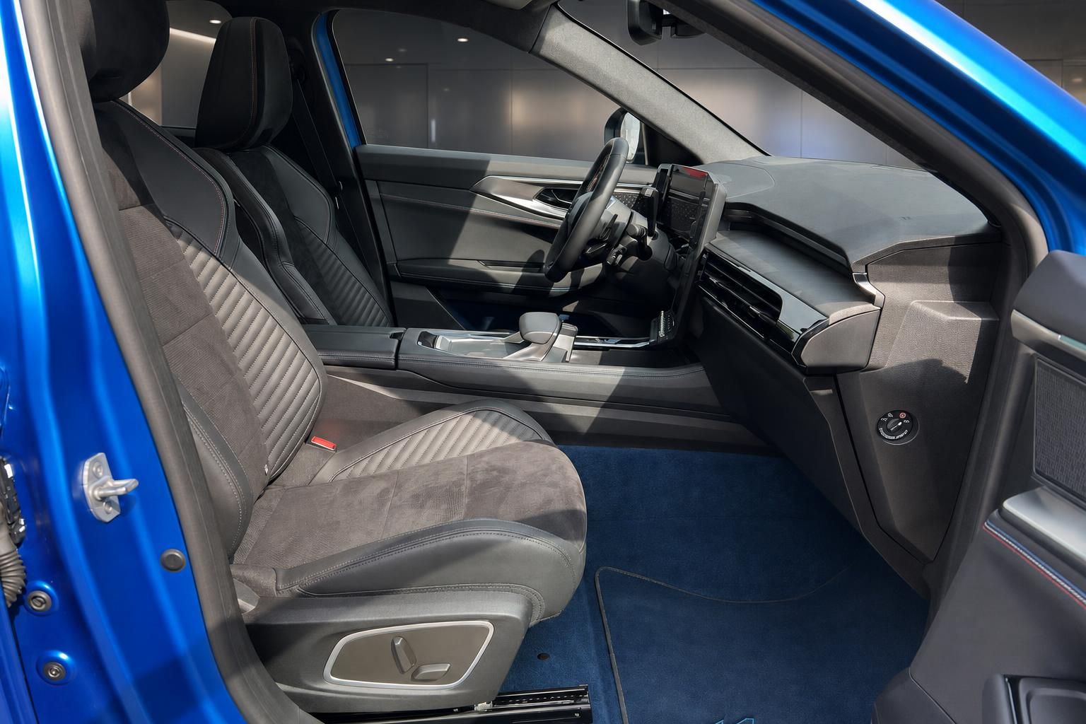 Blauer Pkw Innenraum mit grauen Sitzen und modernem Design - Fahrerplatz Seitenansicht