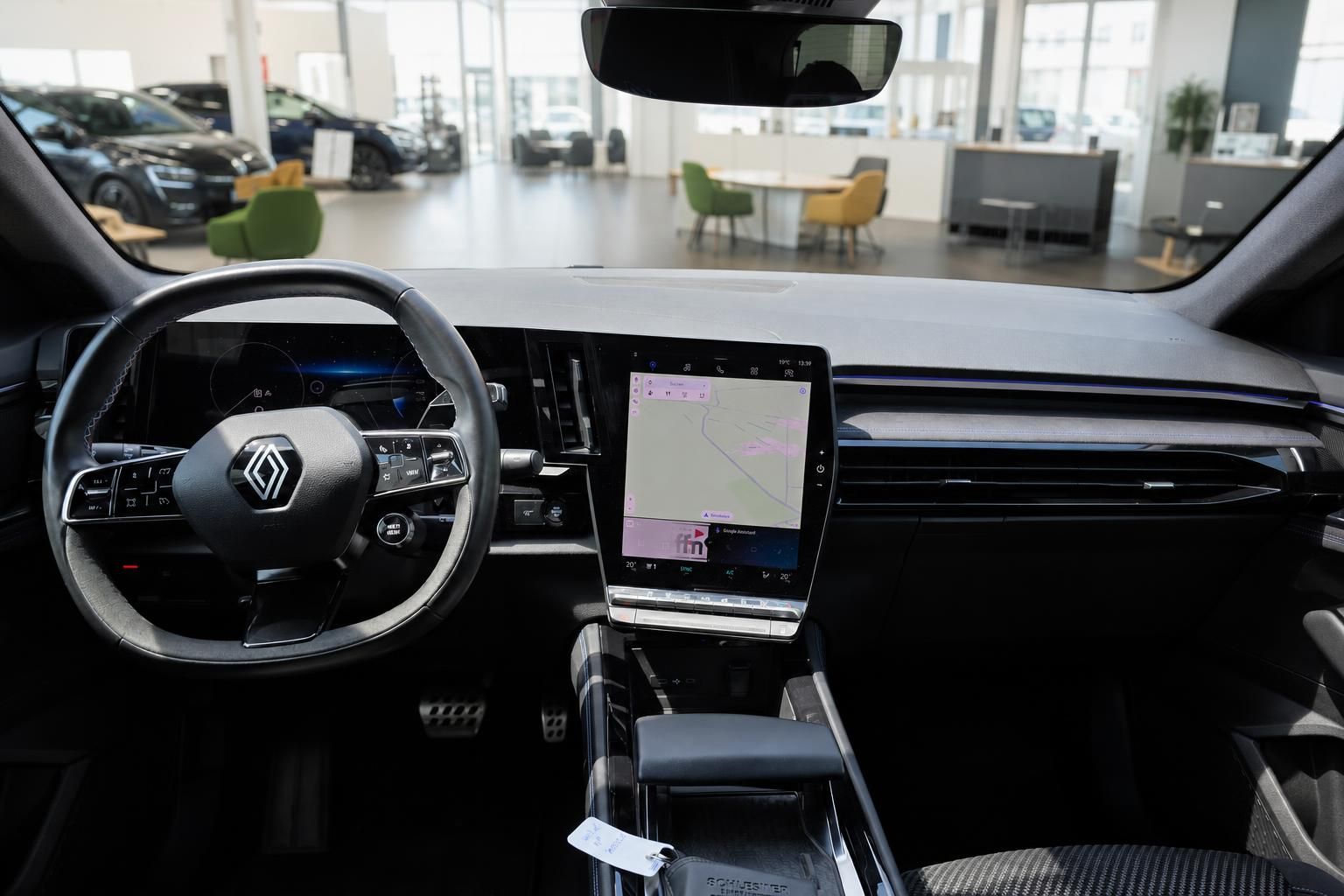 Renault Austral Cockpit mit Lenkrad und Navigations-Touchscreen