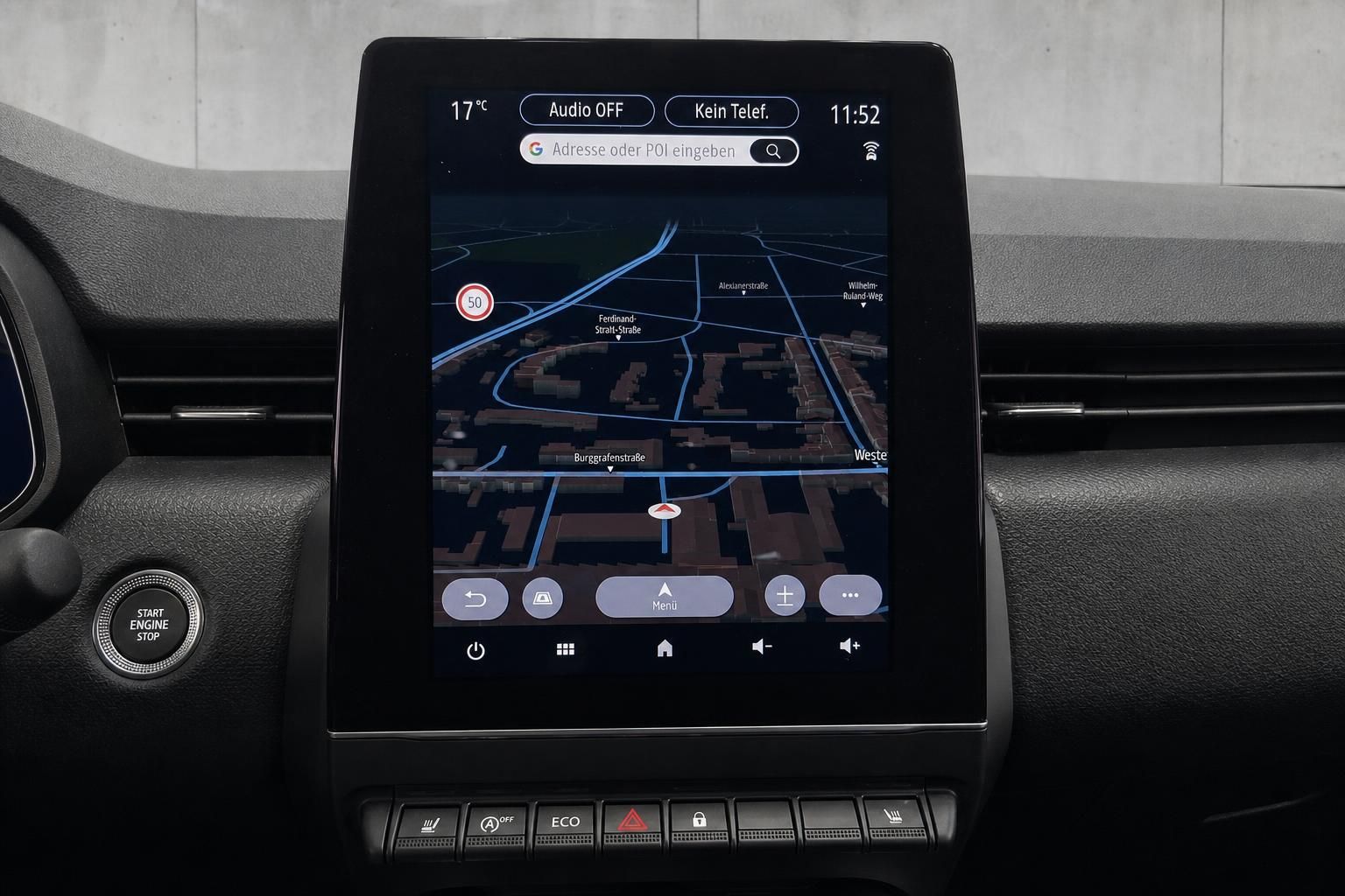 Infotainment-Display mit Navigationskarte im Fahrzeug