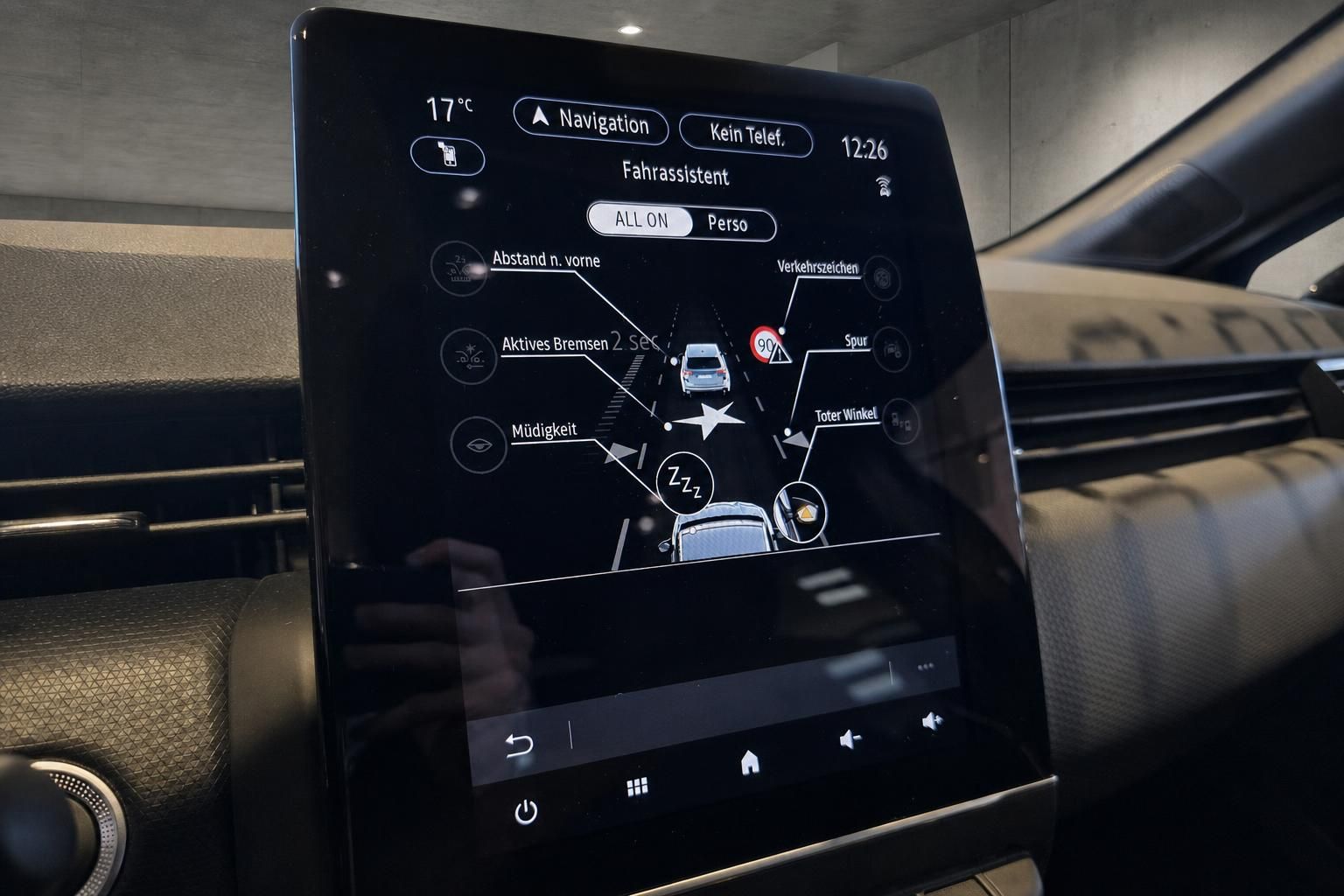 Mitsubishi Fahrassistent Bildschirm mit Verkehrszeichen- und Spurerkennung im Cockpit