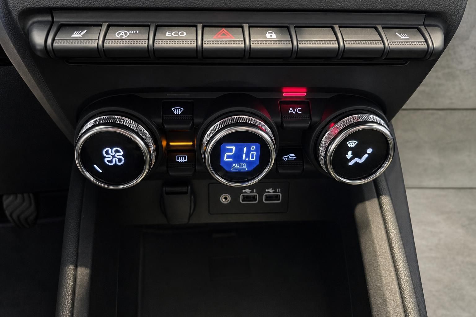 Klimaautomatik Bedienpanel Mitsubishi Colt mit Drehreglern und USB-Anschluessen