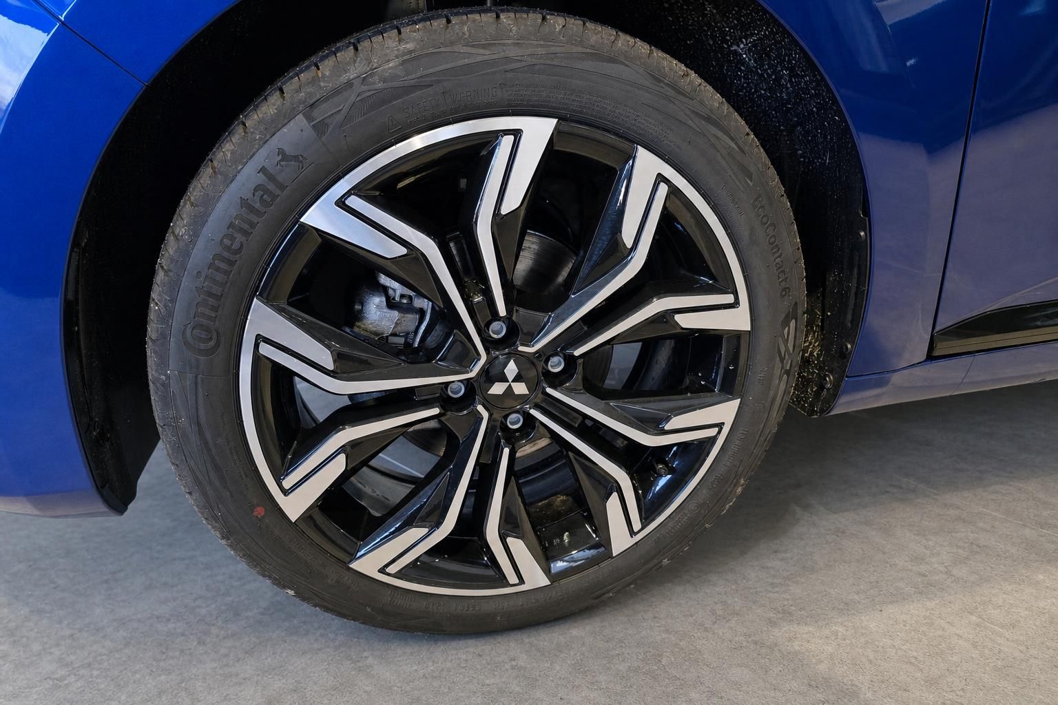 Mitsubishi Colt Felge in Schwarz-Silber mit Continental Reifen Nahaufnahme