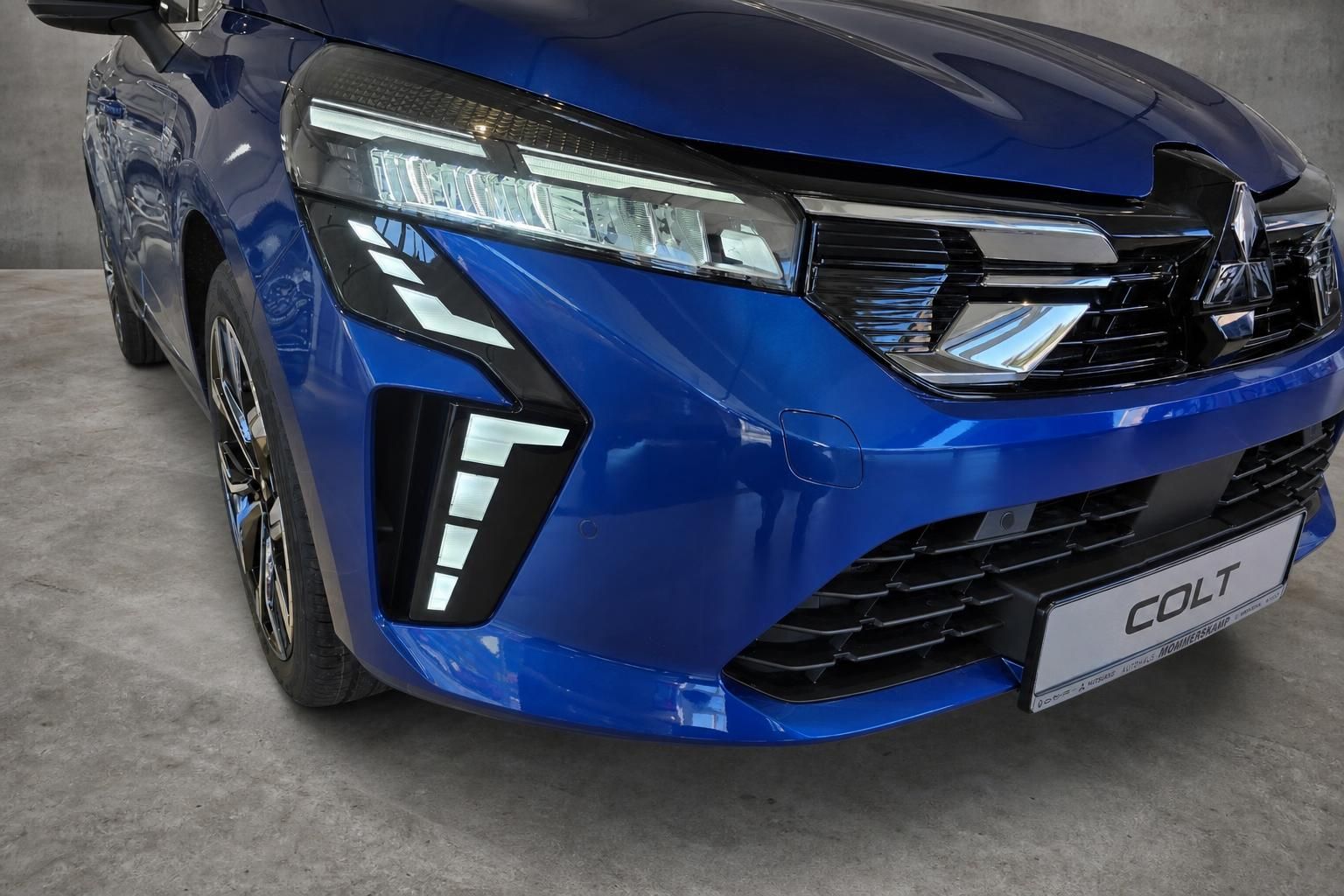 Mitsubishi Colt blau Frontpartie mit LED-Scheinwerfer und Kuehlergrill Detail