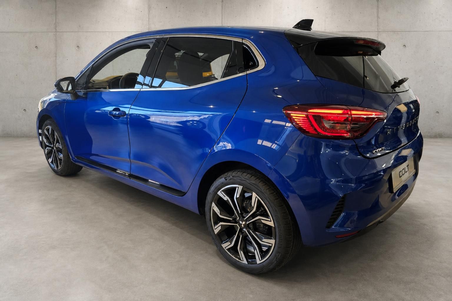 Mitsubishi Colt blau, Heckansicht schräg mit Alufelgen