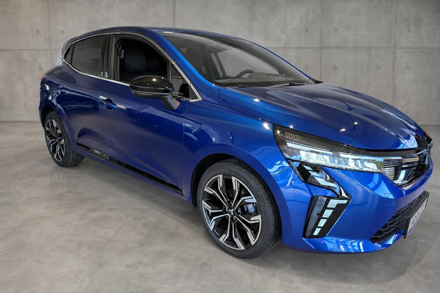 Mitsubishi Colt in Blau, Frontansicht schräg, Studioaufnahme