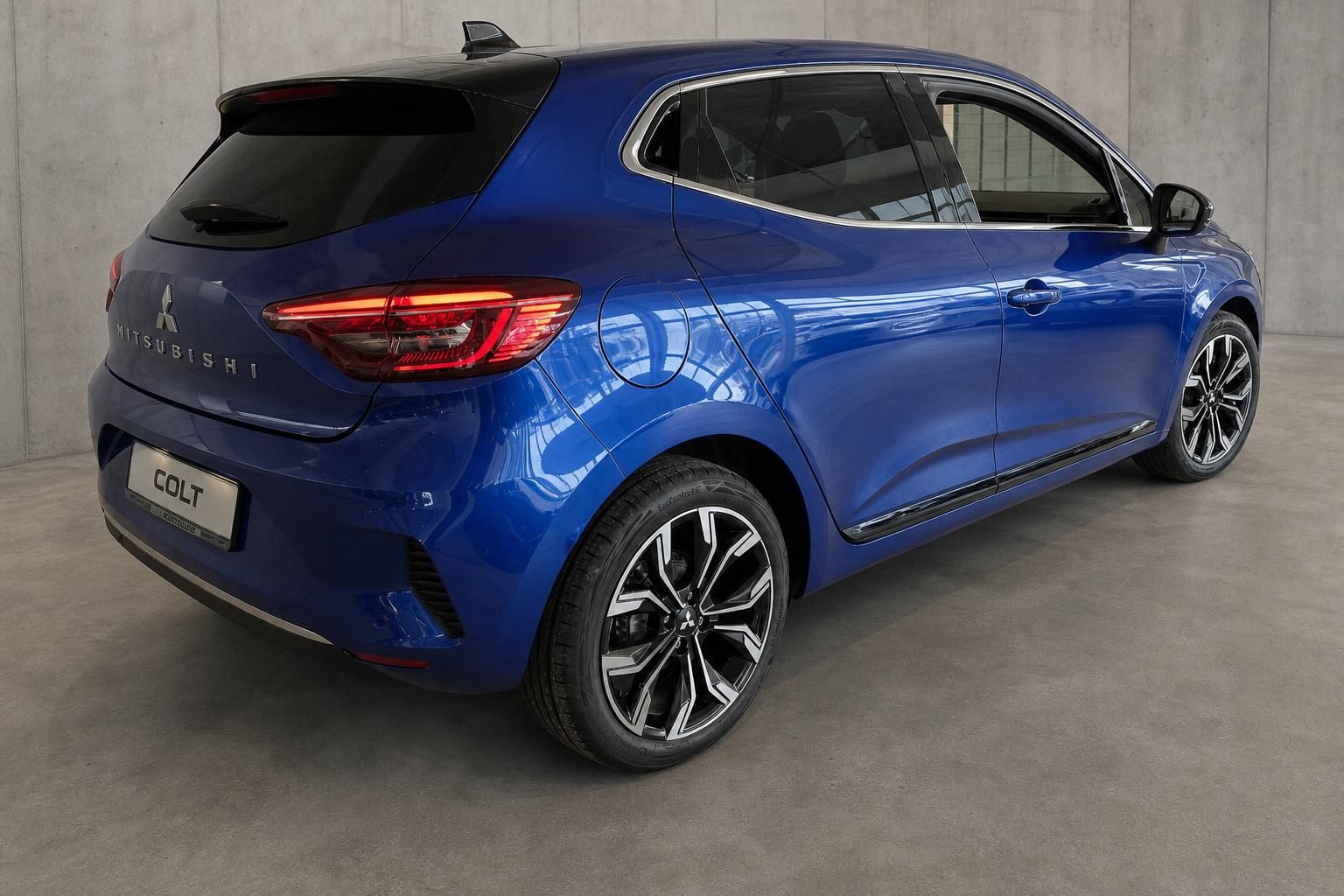 Mitsubishi Colt blau, Heckansicht mit Colt-Schriftzug am Kennzeichen