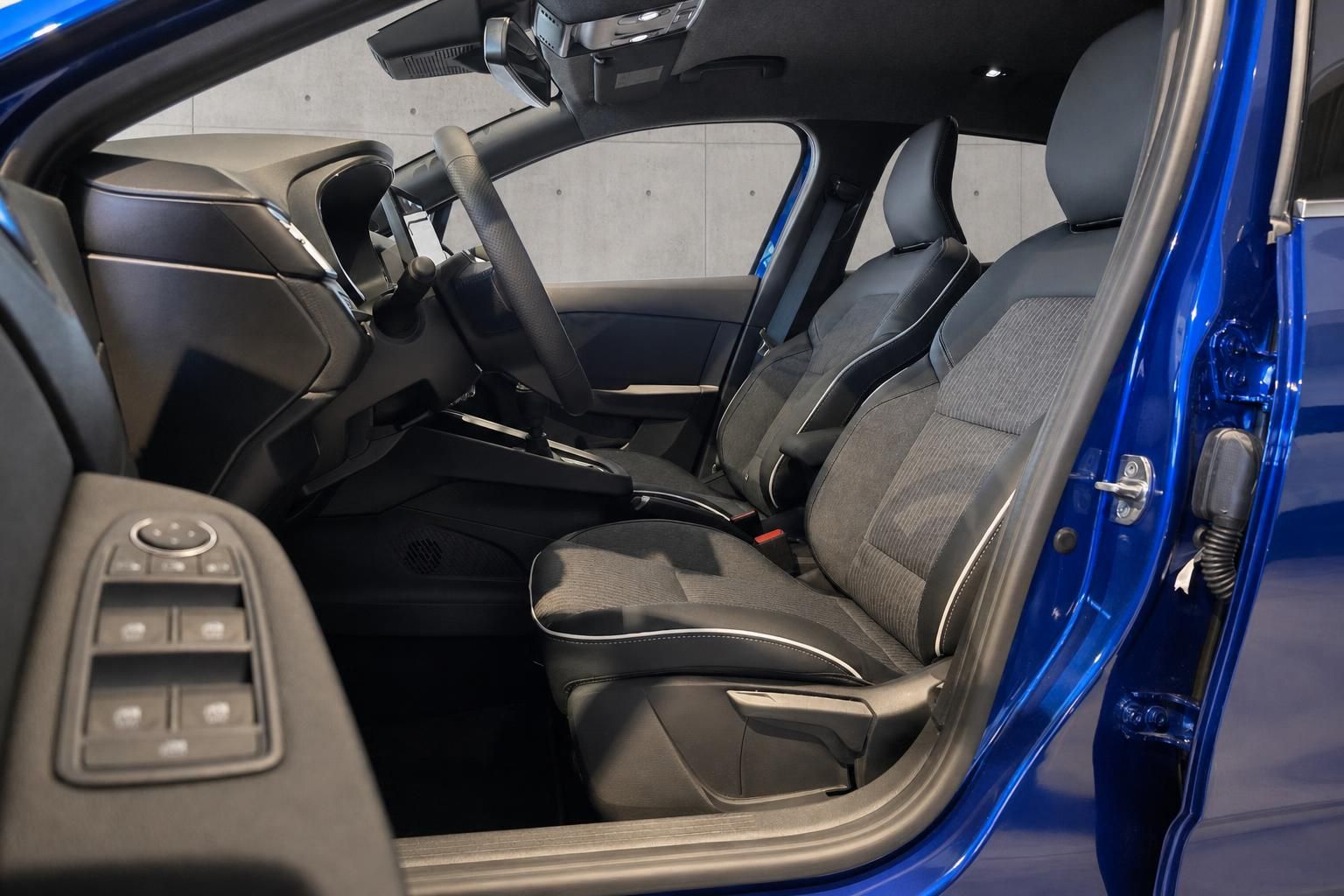 Mitsubishi Colt Innenraum, Vordersitze und Cockpit im Detail