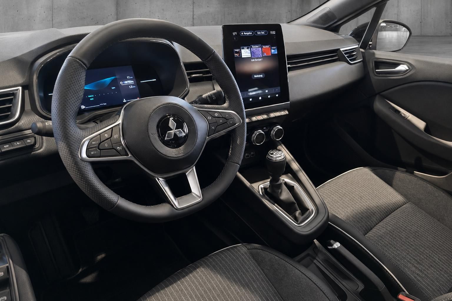Cockpit mit Lenkrad und Infotainment-Display im Mitsubishi Innenraum
