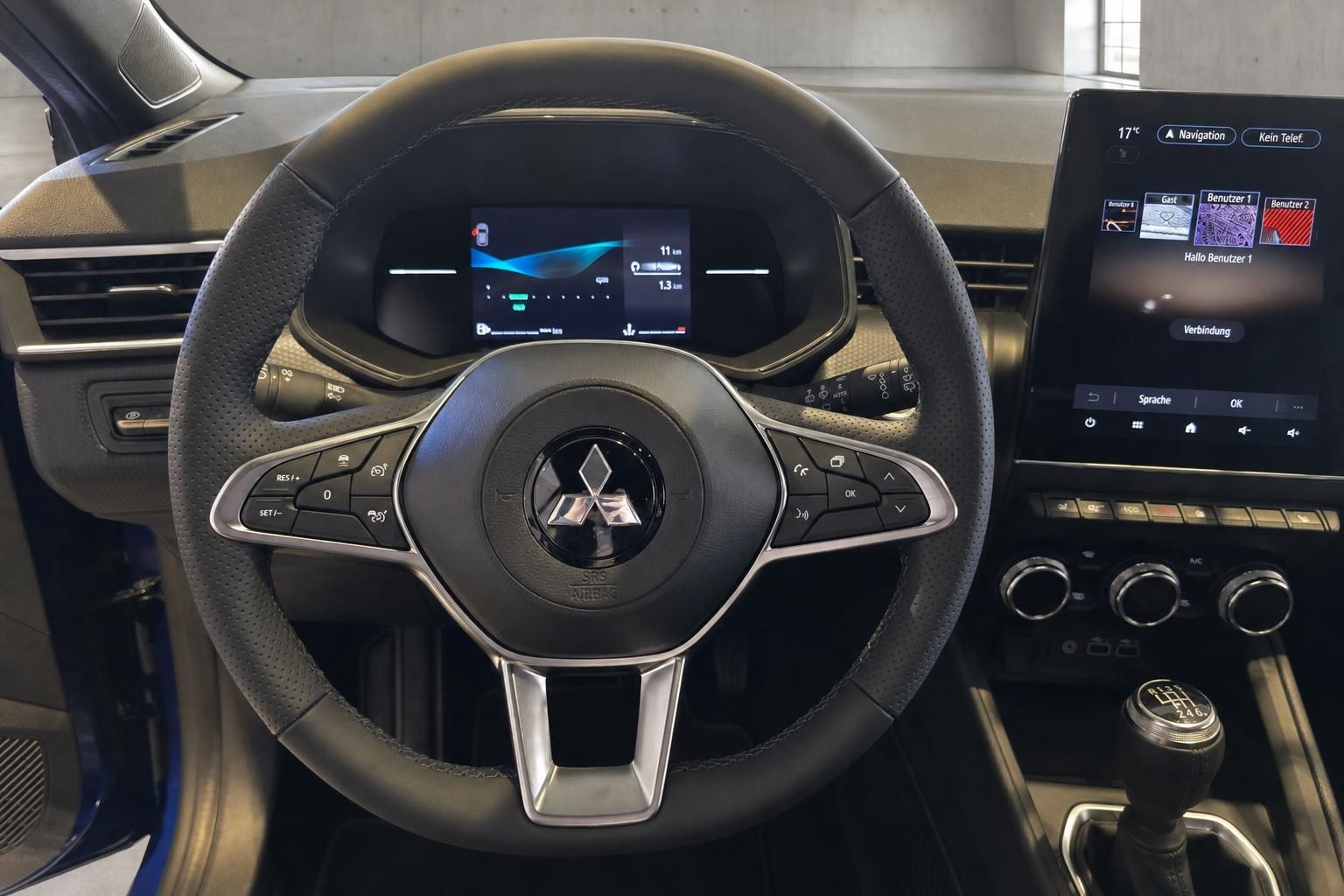 Lenkrad mit Mitsubishi Logo und Digitaltacho im Fahrzeuginnenraum