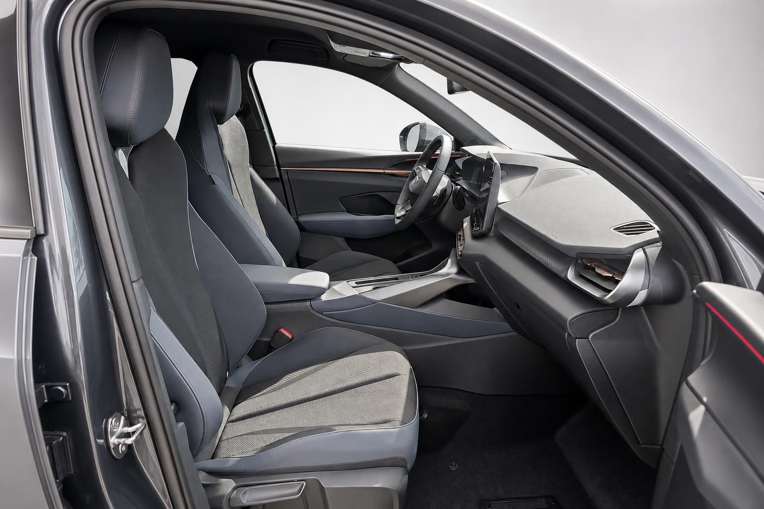 Cupra Innenraum mit Sportsitzen und Cockpit, Blick durch Fahrertür