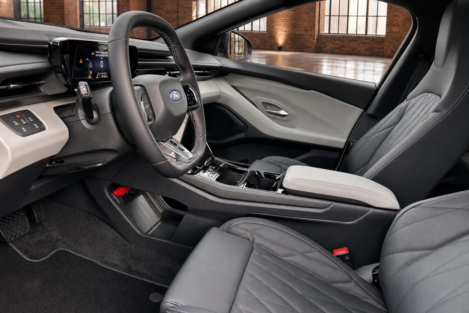 Ford Innenraum Fahrerseite mit Lenkrad, Mittelkonsole und grauen Ledersitzen