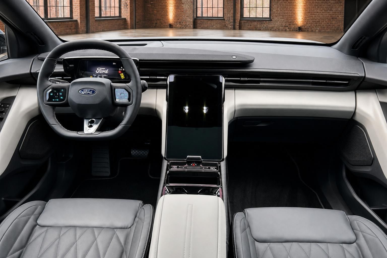 Ford Cockpit mit digitalem Tacho, großem Touchscreen und hellem Leder-Interieur