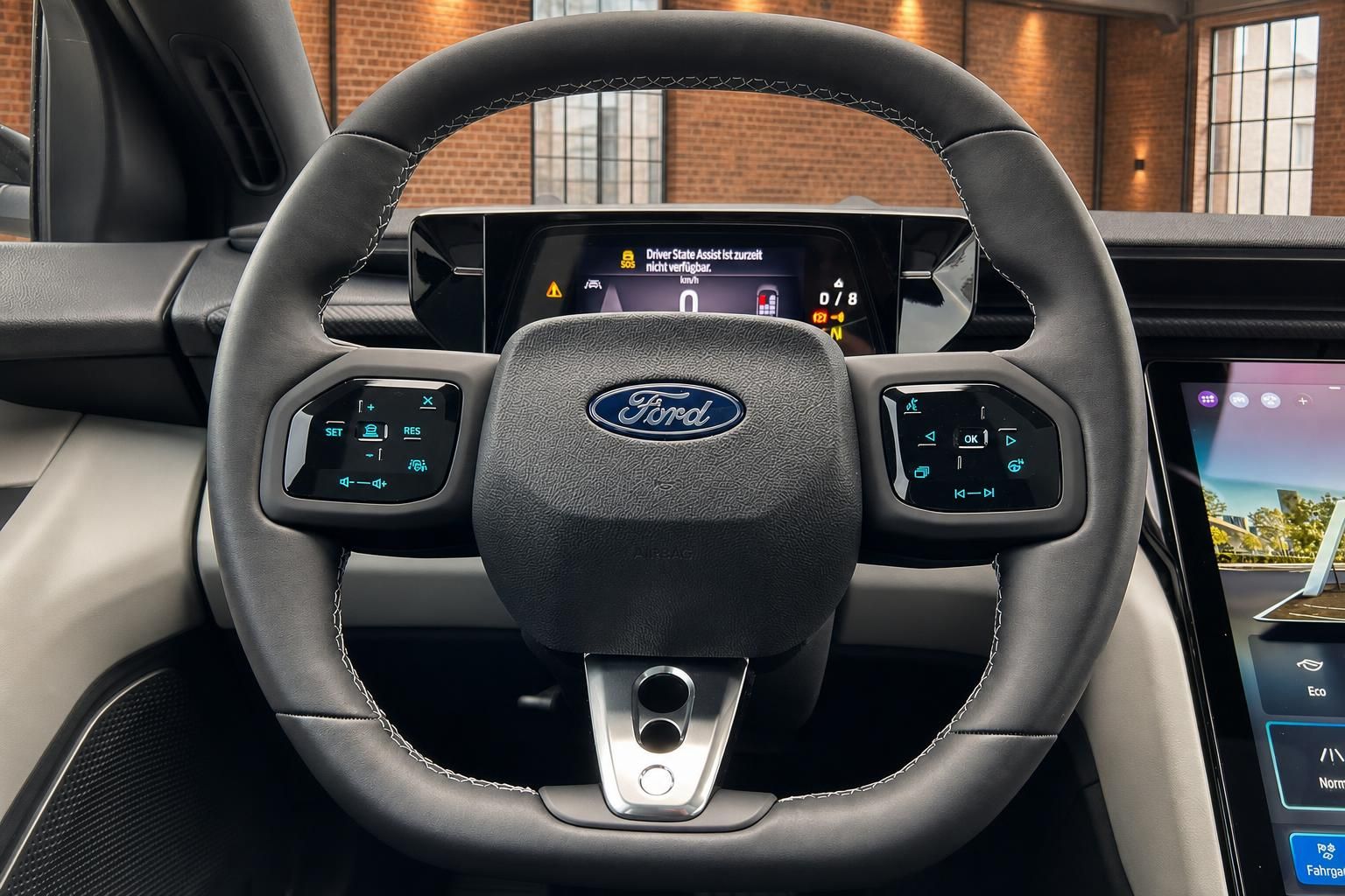 Ford Lenkrad mit Multifunktionstasten und digitales Kombiinstrument im Detailbild