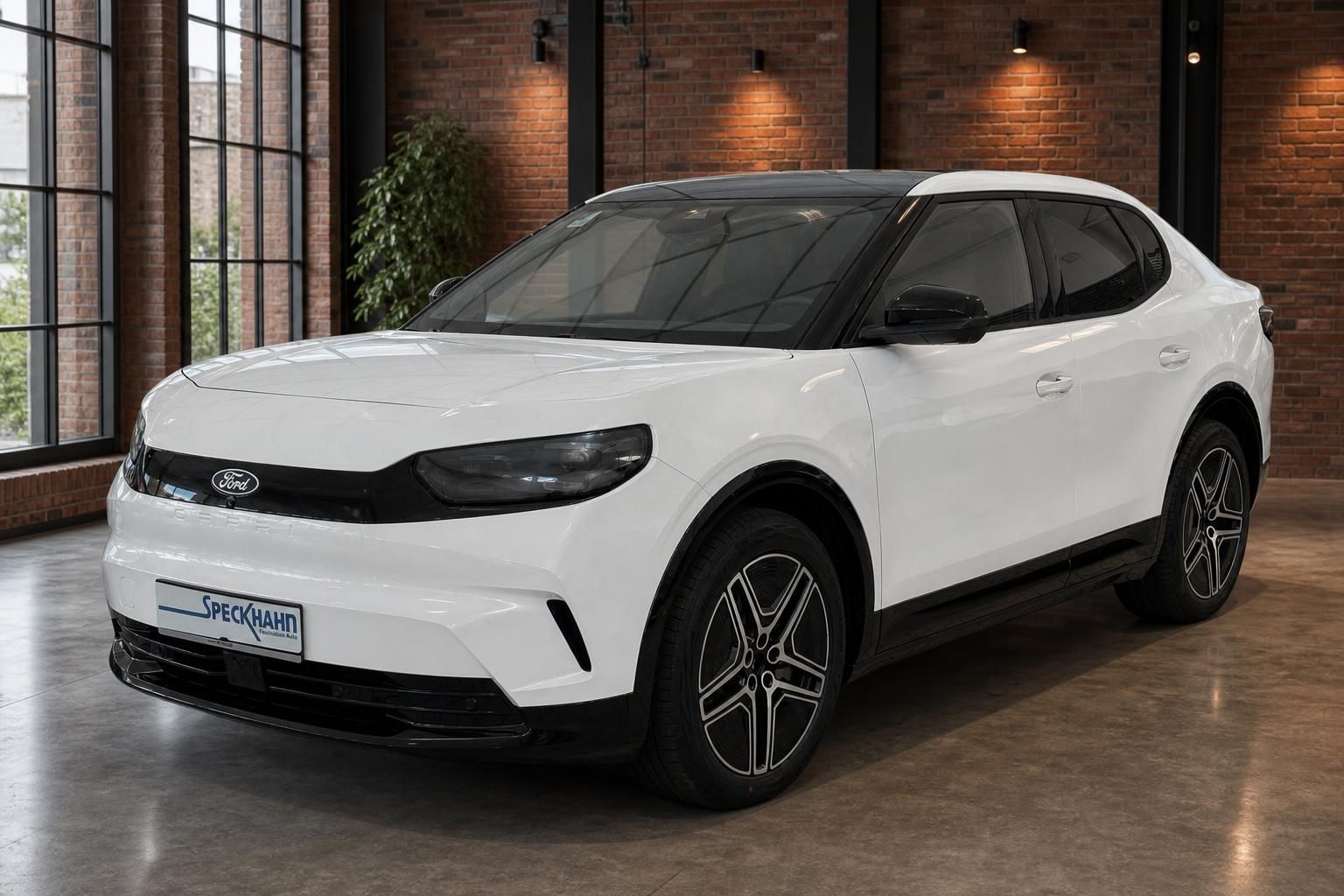 Ford Capri Elektro weiss Frontansicht schraeg links im Showroom bei Autohaus Speckhahn