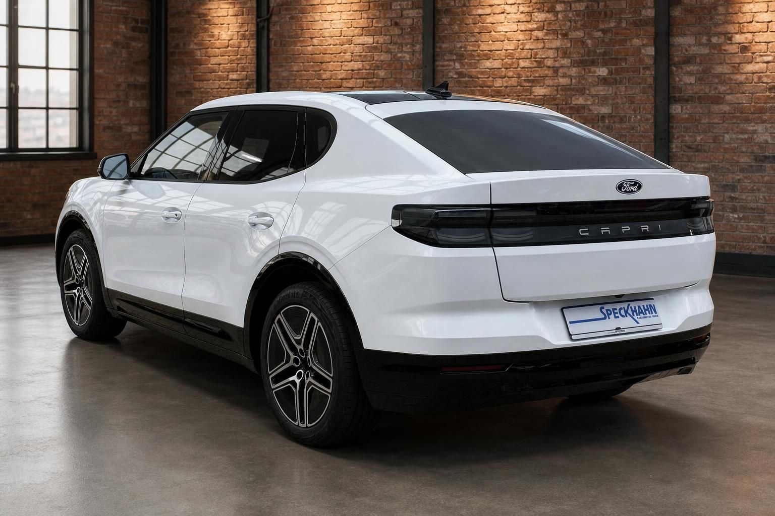 Ford Capri Elektro weiss Heckansicht schraeg rechts mit Leichtmetallfelgen bei Autohaus Speckhahn